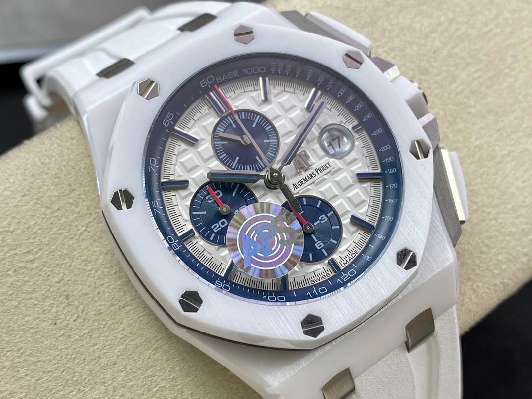 爱彼26400采用进口蓝宝石表镜，镀防眩目蓝膜，任意角度观赏都通透有质感✨。金属拉丝圈口与原装一致，六角螺丝与表框齐平，切割利落、光泽细腻。黑色格纹表盘层次分明，白色字体清晰，红色点缀的小表针格外醒目🔥；日历窗放大效果与正品同步，夜光填充均匀。六边形陶瓷表冠搭配计时按键，整体更显硬朗霸气💪。钛金属透底后盖做工精致，蓝宝石底镜清晰耐磨。搭载7750改3126机芯，走时稳定、动力可靠⚙️⌚