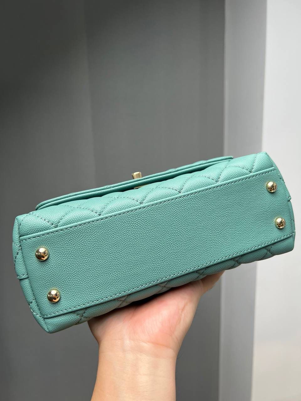 新coco handle小号绿色荔枝纹💞👜 和CF一个渠道的尾单货，拿过的都不用多介绍啦！新款驾到！独家渠道货！ 尺寸:14 X 24 X 10cm