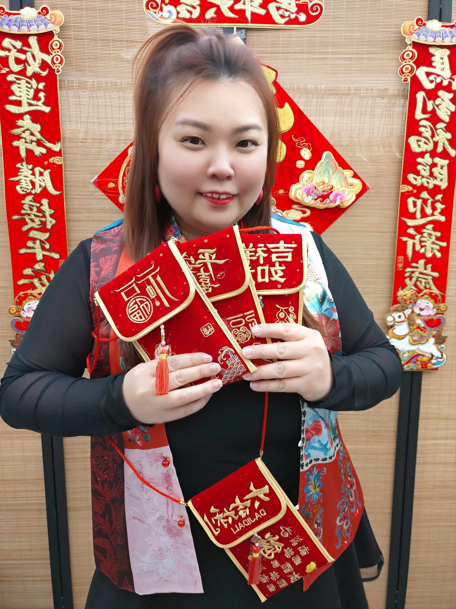 DDB17 绒布全刺绣红包封兼斜背包（一个）