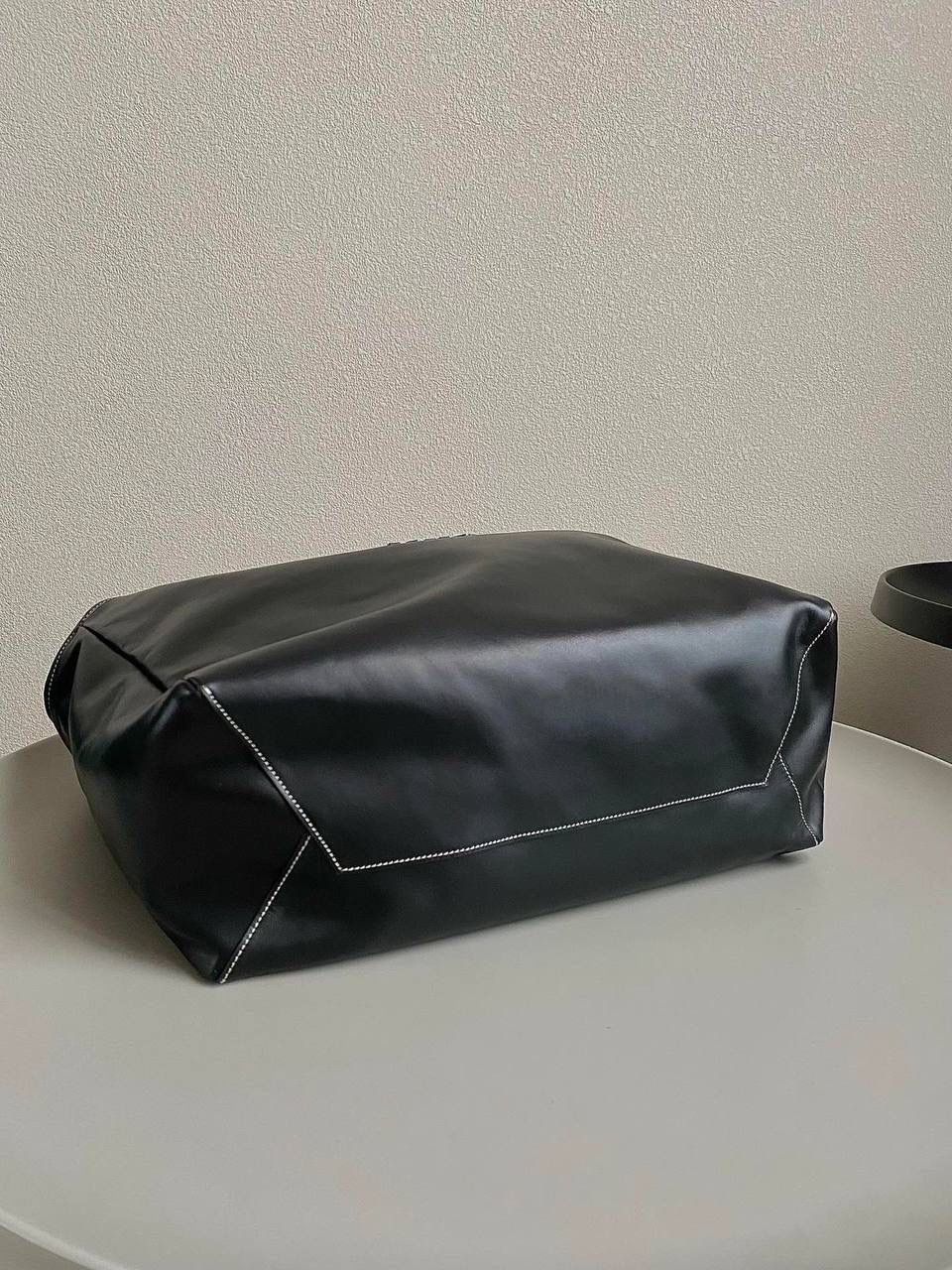 🈶黑色大号 𝗠𝗶𝘂𝗠𝗶𝘂托特！！ 近年miu家真的很会，都是心头爱 慵懒惬意的敞口托特搭配弧形包口 同色系浮雕logo低调又高级 软而不塌的全牛皮质感绝！ 中号大气的包身，男生女生都能驾驭 随时随地的凹造型 小号可以斜挎 小巧可爱，可太适合霓虹妹了 被痕痕拿捏住了🤙🏻 40×39×18cm #F0120m