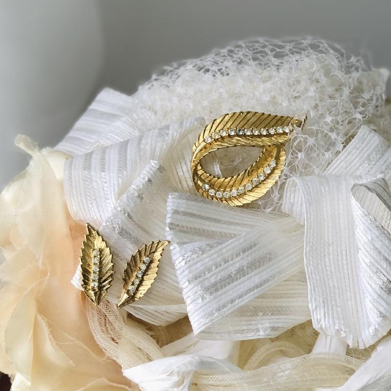 C.a. 1950-60s Rhinestone Lined Texture Leafy Jewelry Set of Brooch & Clip Earrings from Canada (MT854)