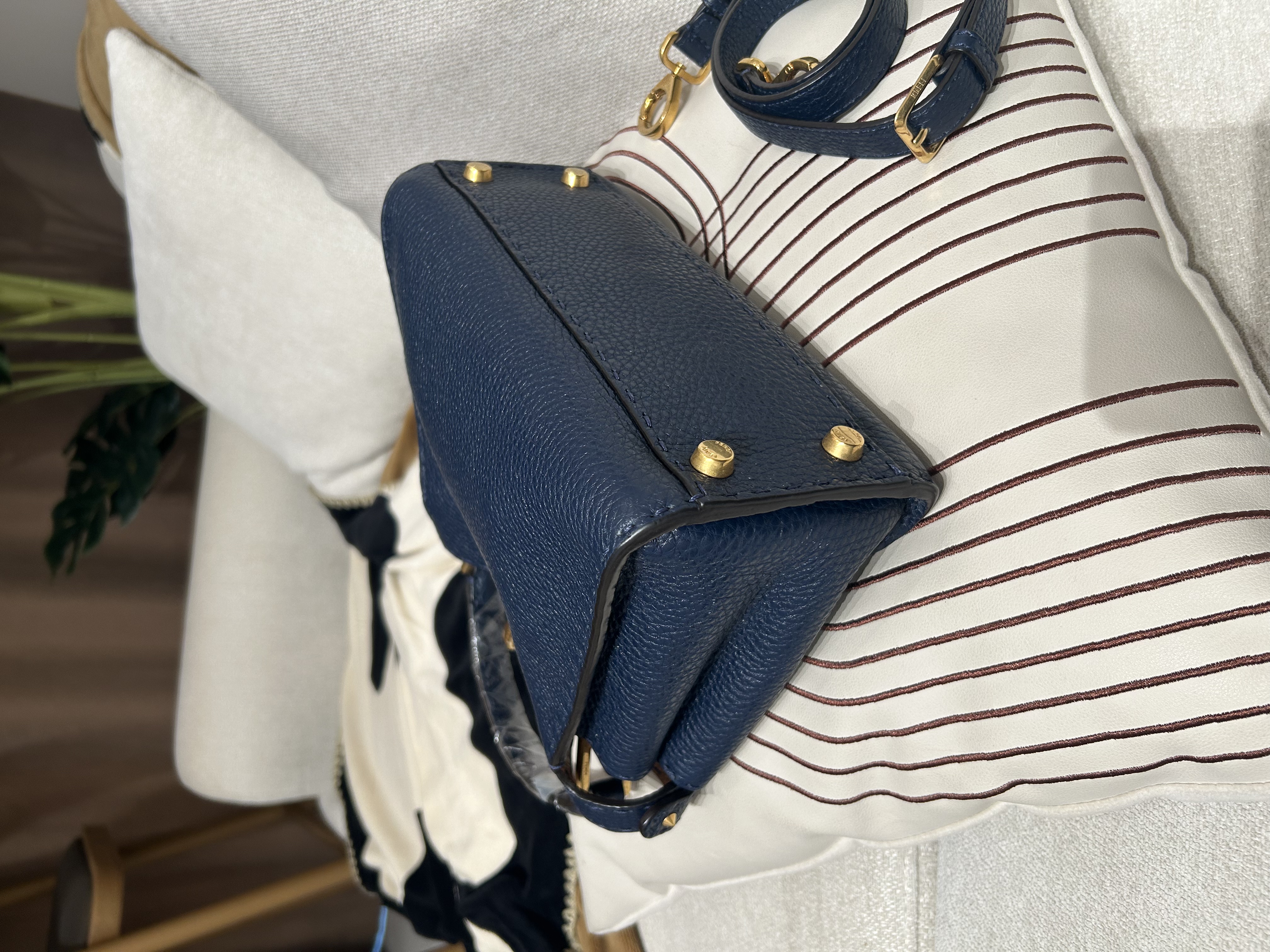 Fendi peekaboo 深藍色金扣 100%Authentic, 95%new ✅Booklet ,✅dust bag 牛皮好襟用，有部份原裝貼膜新淨