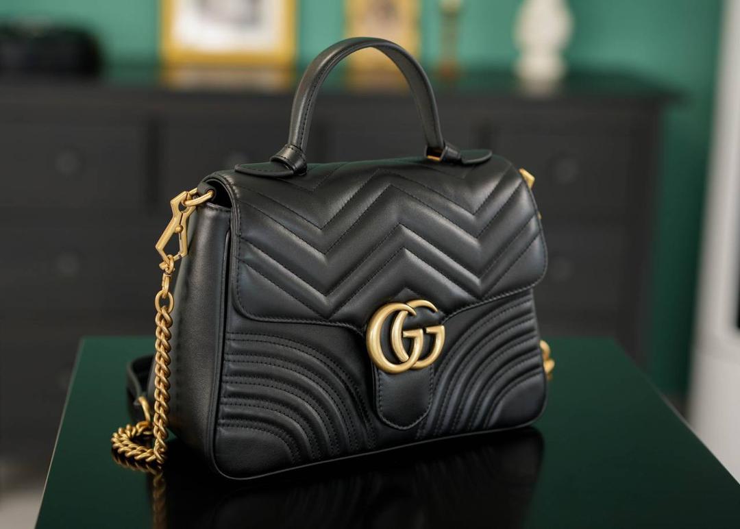 👜🔥Marmont系列绗缝手提包邮差包 黑色 27cm （原厂皮 全铜五金） 正品售价,500 独家原厂皮发售 限量级别 意大利原材料开发，这个大小简直是最完美的尺寸，什么随身携带的东西都可以轻松收纳，能手拎也可以单肩斜挎，自重轻，超级百搭不挑人~好看极了！！！ 官方款号 498110 尺寸大号：27x19x10.5cm 小号：21x15x8cm