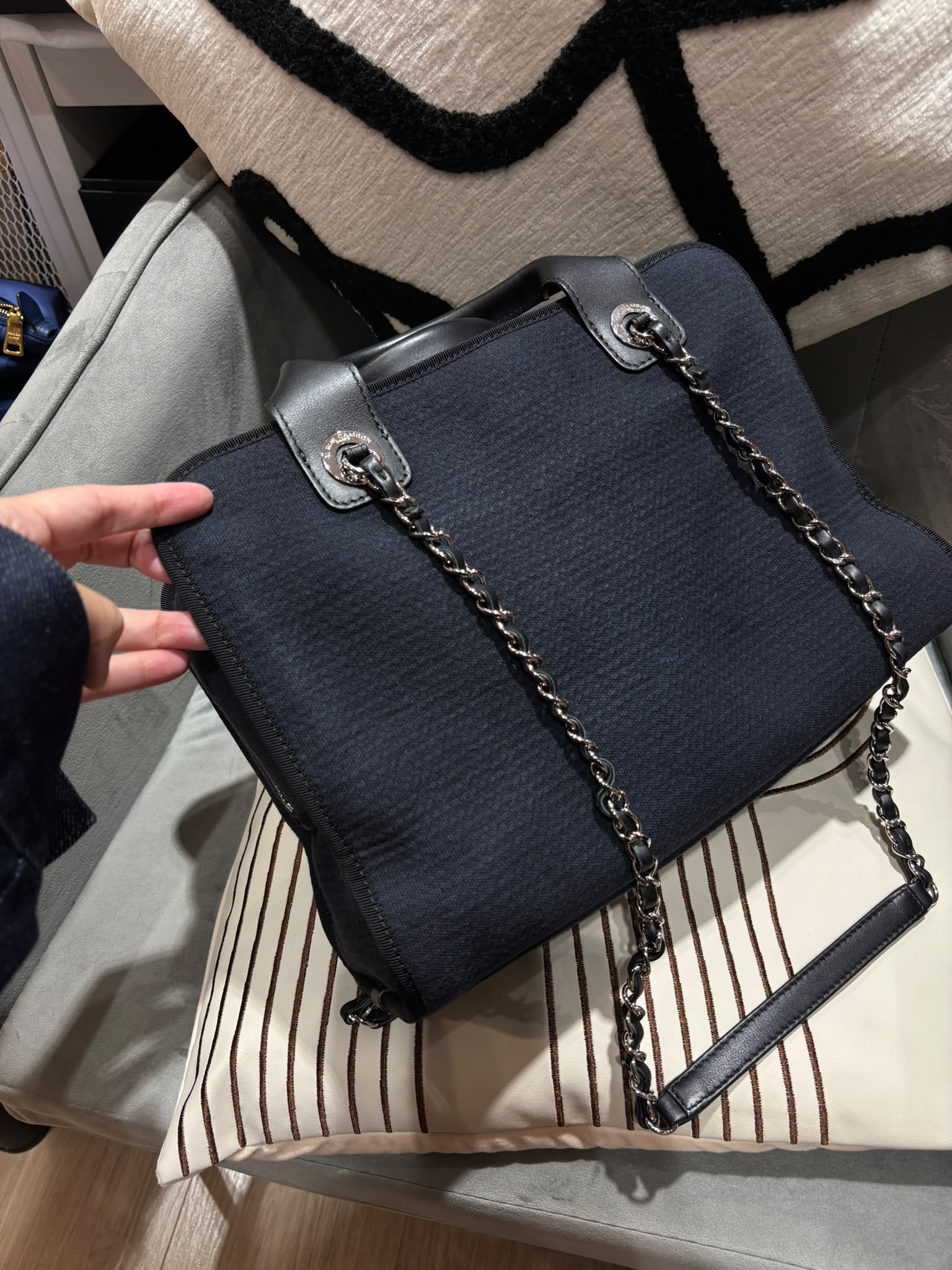 Chanel deauville Boston bag  Navy 100%Authentic,98%new  ✅晶片✅Dust bag 
