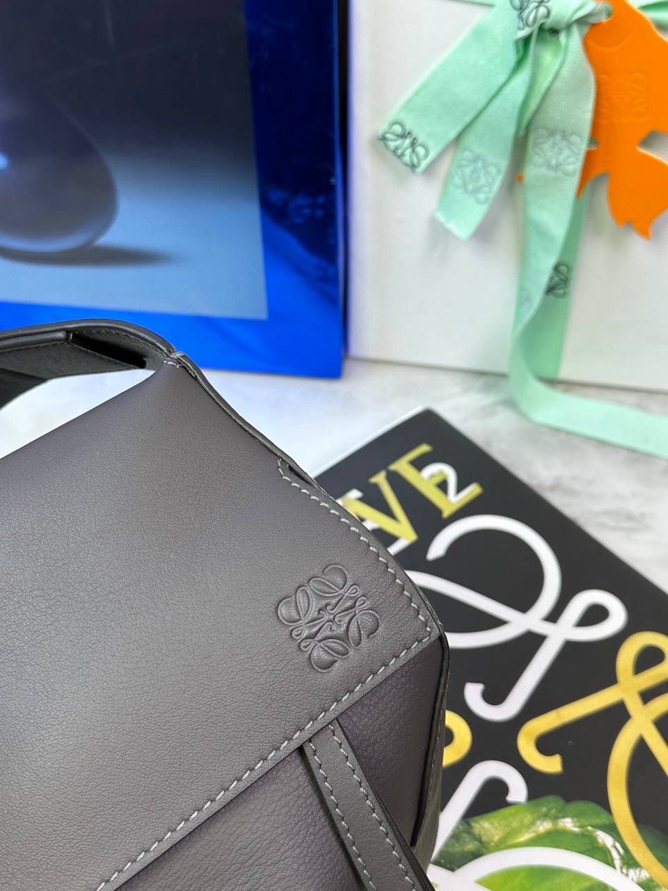 ⭐️最新升级版𝟮.𝟬-𝗣𝘂𝘇𝘇𝗹𝗲腰包⭐️ （深灰色 到货‼️） 尺寸：𝟮𝟰-𝟭𝟬.𝟱-𝟭𝟲𝗰𝗺 款号：052343 👉🏻长方体形状和精确的切割技巧创造出Puzzle 腰包以及独特的几何线条成为 “Loe罗家”的著名代表作~ 👉🏻金属搭扣开合，刻有标志logo徽标，可调节肩带，翻盖大容量插袋和一个外部拉链口袋，🐂柔软细腻napa小牛皮，正品Ykk五金，Anagram压纹，人字纹棉麻帆布内里 👉🏻（男女♀♂同款）大小非常合适。胸包、背包、单肩、斜挎 腰包五种背法任你解锁🔒 👉🏻 （独家背景➕独家品质➕独家包装➕独家控制对版细节📦➕精致全套礼盒套装❤️） 重点：让你花最少的钱💰体验最大的仪式感❤️