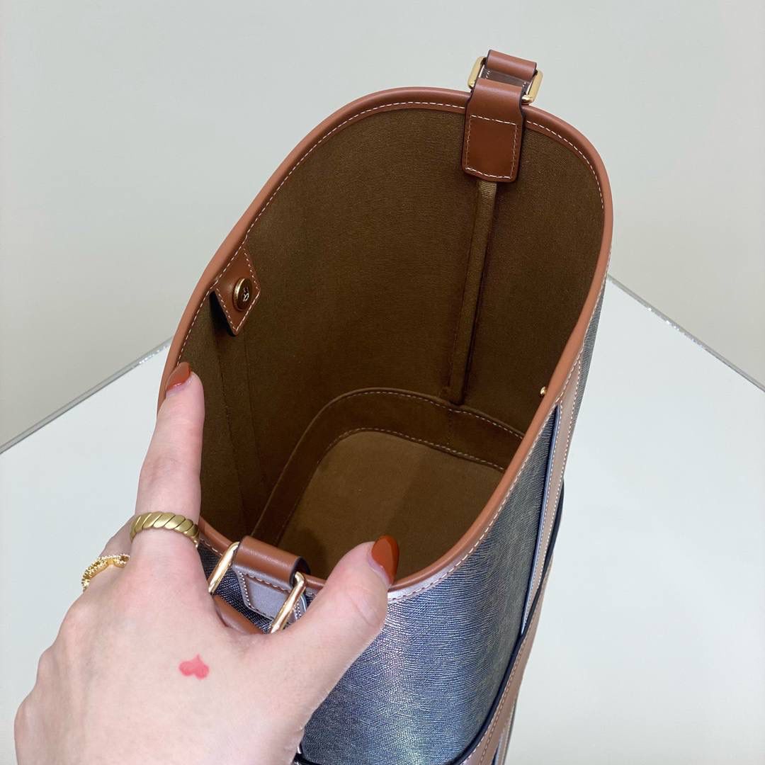 🔥大货实拍图 𝗖𝗘𝗟𝗜𝗡𝗘♥𝗧𝗥𝗜𝗢𝗠𝗣𝗛𝗘 𝗖𝗔𝗡𝗩𝗔𝗦小号水桶 型号：191442 尺寸：30*22*13cm。