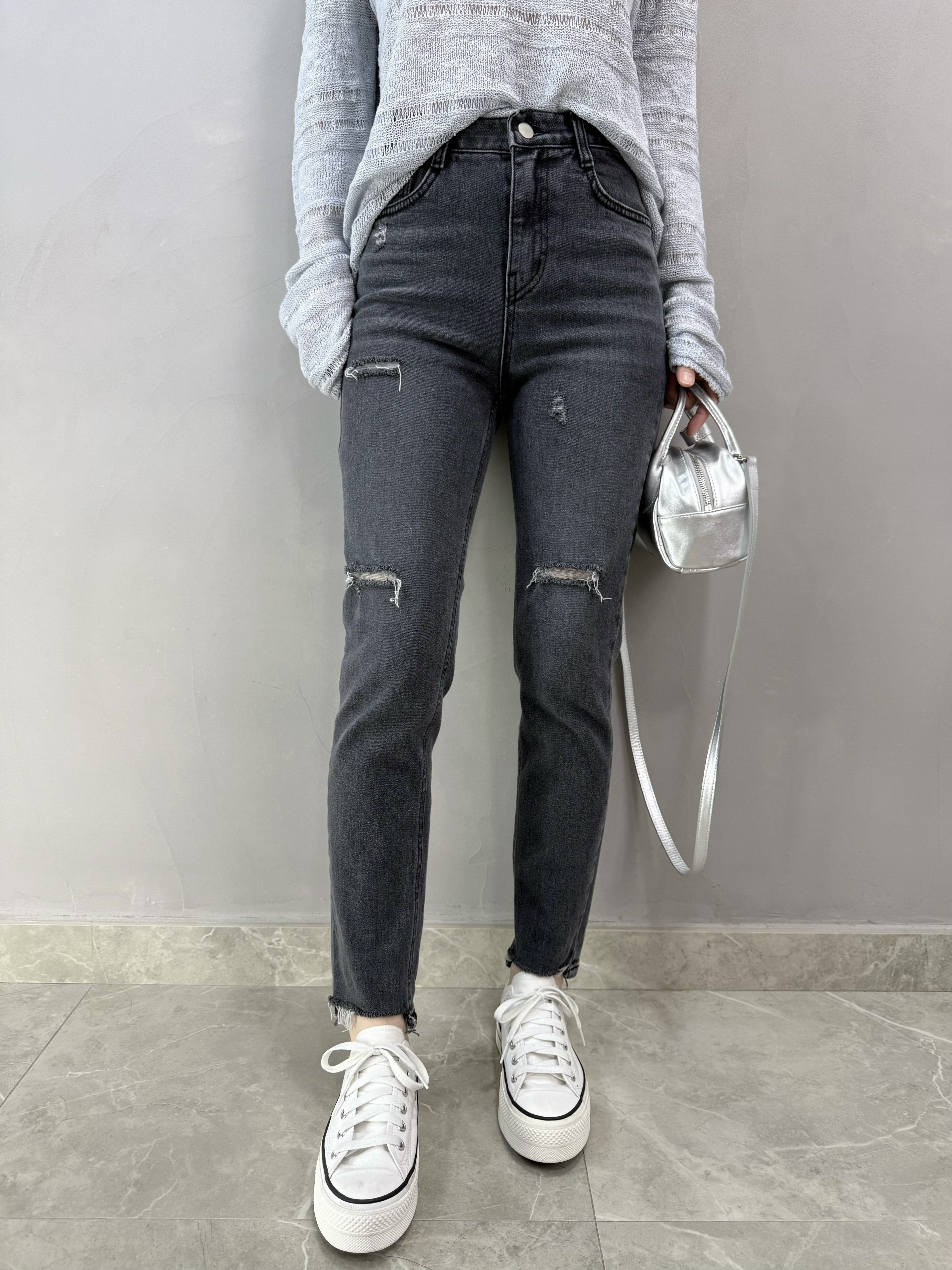 H79 洗水灰窄腳牛仔褲