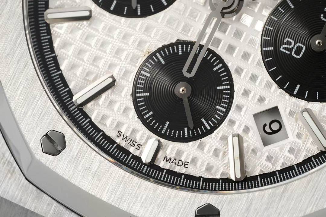 🚀新品来袭——爱彼26331OR皇家橡树多功能计时机械腕表41MM！💯 特点：表壳结构跟足原装正品，装配方式原装一致，使厚度比以往的更薄！ 旋入式表冠，按入式的计时按钮跟原装一致，才不会一眼假！(区别于市场计时和复位键都是旋钮后才可以按入) 1⃣️【机芯】7750改原装机芯 6字位小秒 功能与原装一致！ 2⃣️【表镜】镜面和正品一样采用的是蓝宝石玻璃镜面，和正品放在同一下角度对比，保持一样的通透明亮度，一致的防炫光效果！3⃣️【表壳】表壳精钢材质，采用原装数据开模，顶级打磨，不管是纹路还是质感都接近原装，通过拉丝和部分抛光打磨处理之后，忽明忽暗展现出精致而硬气的独特气质！ 4⃣️【头粒】最人性化的可松动头粒缓冲，确保更贴合手腕，佩戴更舒适。 5⃣️【表盘】还原正品表盘的细腻精致，立体工整的盘面“饼干纹理”和原装一模一样，经典的大网格凸显爱彼的特点，采用进口超强夜光！表盘细节做工秒杀市面其他！ 可搭配橡胶带和皮带，满足你更多需求！