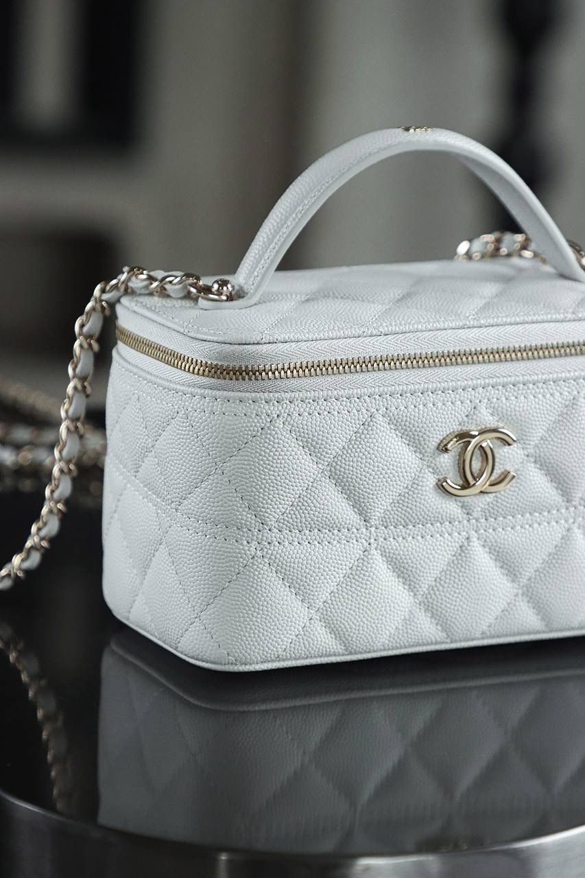 25C化妝盒子包鑒定版👜 一包一碼 支持全球鑒定查驗身份證原廠專G 三隻羊皮料過關清單資料可査詢 化妝盒子包是眾多時尚達人心尖，25C化妝包經典的盒子造型，方正中不失圓潤，線條簡潔流暢！ 包身腰線的設計，恰似畫龍點睛之筆，不經意間流露出的精緻細節，讓人一見傾心！ 五金：厚鍍14K淡金扣 皮料：三隻羊小球紋牛皮 尺寸：9.5*17*8cm