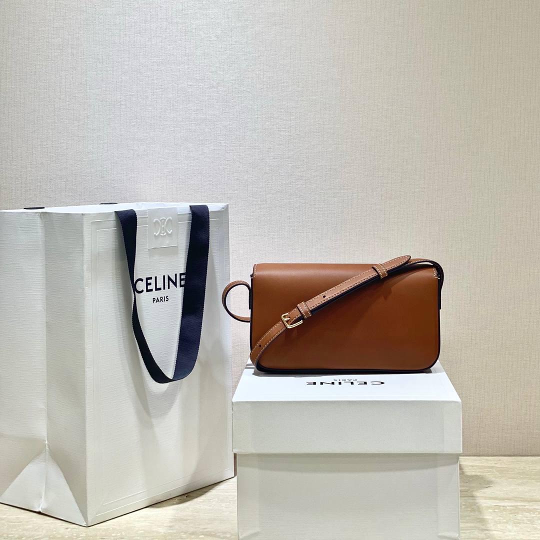 🔥大货实拍图 𝗖𝗘𝗟𝗜𝗡𝗘 ♥ 𝗧𝗥𝗜𝗢𝗠𝗣𝗛𝗘 𝗦𝗛𝗢𝗨𝗟𝗗𝗘𝗥 𝗕𝗔𝗚 感觉这两年𝐂𝐞𝐥𝐢𝐧𝐞是不是打开了任督二脉！出的包是越来越绝了！新款凯旋门腋下包简直惊喜爆棚！确认过眼神是我想要的包！必须要拥有的那种❗️型号：194143 尺寸：20*10*4cm