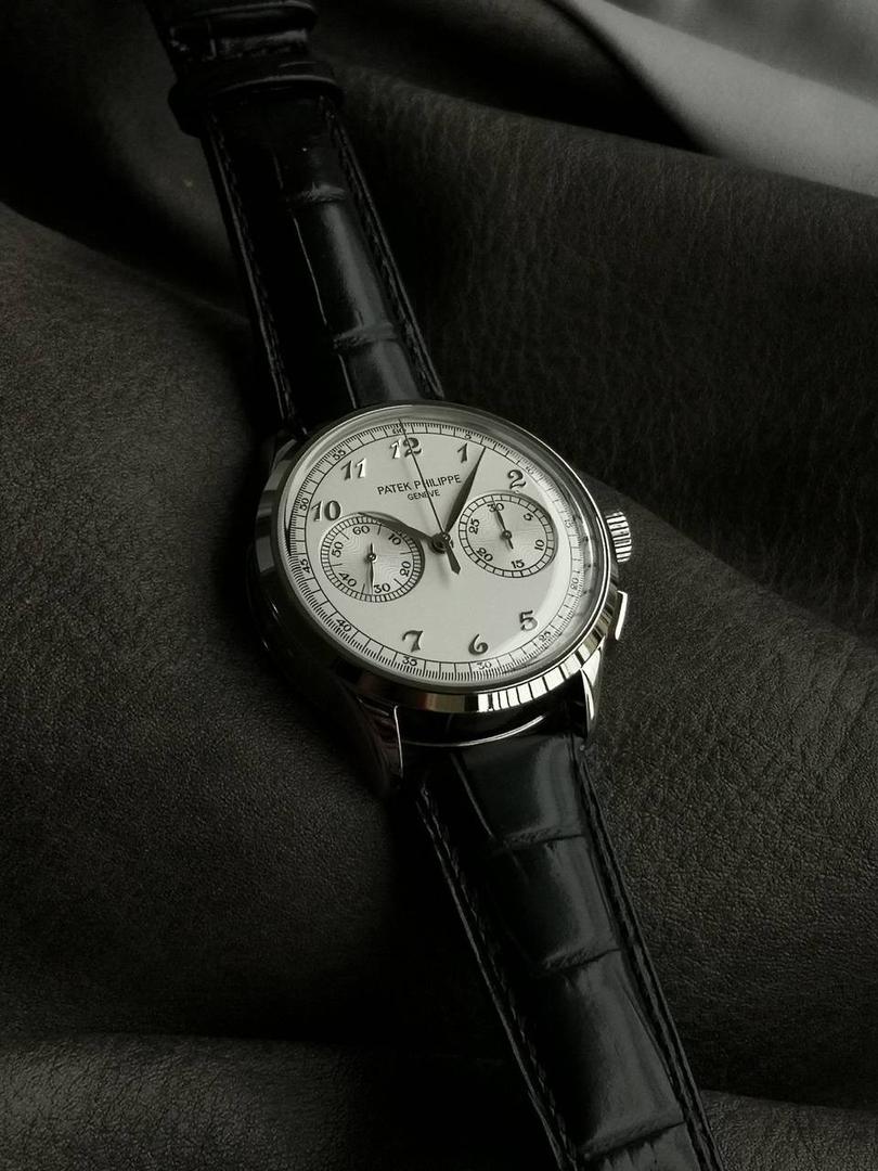 百达翡丽复杂功能时计5170G多功能腕表，堪称腕表精品当中的精品！😍✨🔥 腕表直径为42毫米，作为一款男士腕表，它的表盘大小适中。为我们奉上对称的美感，整个表盘的布局大方得体，包括了如此之多的功能的同时，又不会让人觉得繁杂。 机芯采用了7750机芯完美还原正品诸多功能，提供了强大的时间衡量功能。意大利牛皮表带，专属的灯笼扣，任何季节，任何场所，任何职业人均适合佩戴，让手腕佩戴得更舒适，让气质绽放。此款腕表具有30米防水功能，满足大众日常生活，休闲度假必备腕表。 百达翡丽5170G可以说是腕表中的精品，功能方面的巧妙构思，外观上的合理布局，以及优越的机芯性能，无一不体现出百达翡丽的独特设计，一件经典的艺术品，一件完美的收藏品。