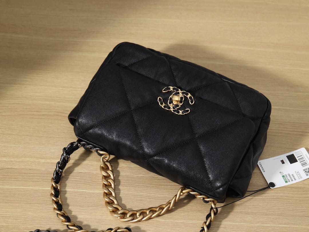 chanel 19 bag 经典黑色👜❤️‍🩹 独家渠道货 方框 原厂正品皮 小羊皮系列 以诞生年份2019命名的小香19手袋 每针每线都是符合正品工艺 尺寸：16 x 26 x 9cm