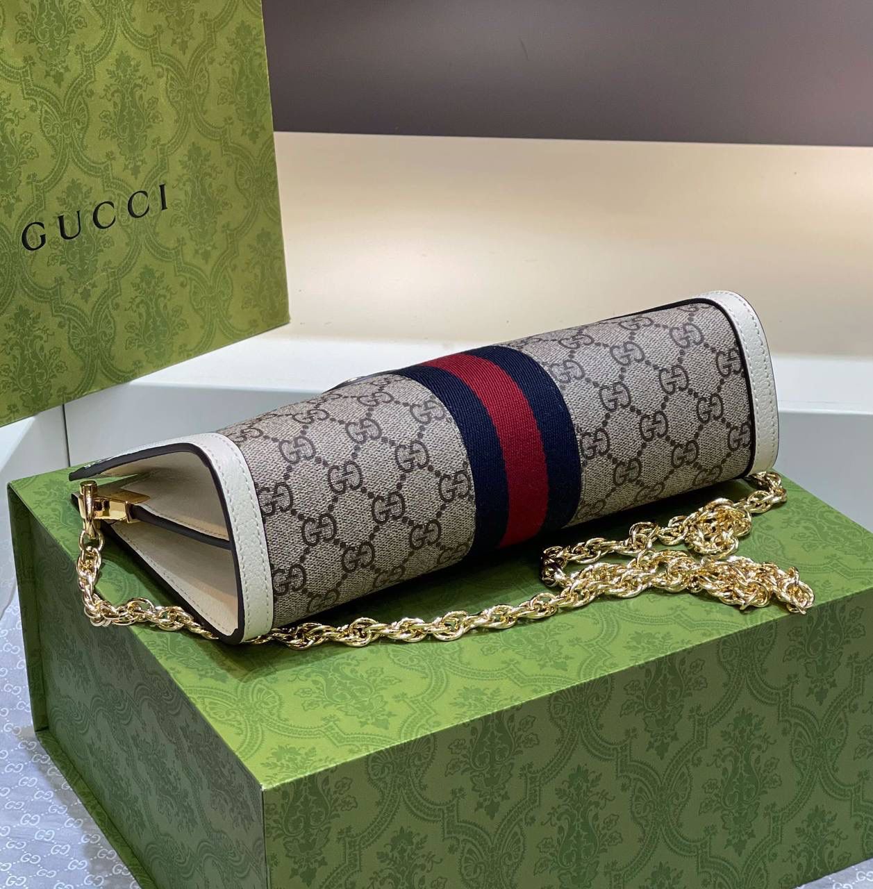 ✈️✈️✈️🔥爆款𝐎𝐩𝐡𝐢𝐝𝐚 信封包# ▫️型号：503877（原厂皮） ▫️尺寸：26*17.5*8cm 销量王👑经典高级人造帆布配以嵌花织带条纹，彩用白色皮革滚边，前面采用椭圆形皮革标签，配以金黄色双GG五金，以磁扣安全闭合，有两个隔层，容量大，链式肩带的搭配。整款包包打开像扇形，很有美感，难怪它在市场很烫，很抢手🔥🔥