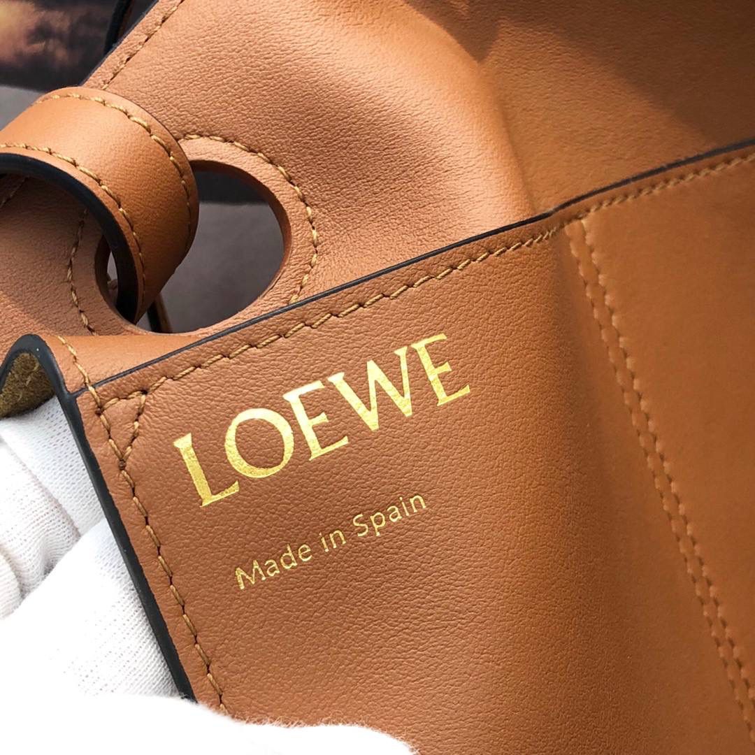 *𝘈𝘯𝘢𝘨𝘳𝘢𝘮 𝘛𝘰𝘵𝘦 印花托特包 #曾黎同款#优雅知性，气质十足 ✅ 尺寸:𝟐𝟗-𝟏𝟒-𝟐𝟓𝐜𝐦 编码:011830 颜色:棕色 将品牌经典图案融入皮革其中，形成了一个标志 里外牛皮革与编制提手让整个包都挺括了起来，质感满满，将实用性最大化，容量感人，十分适合日常，不禁感叹Lo罗家的细节与品质！