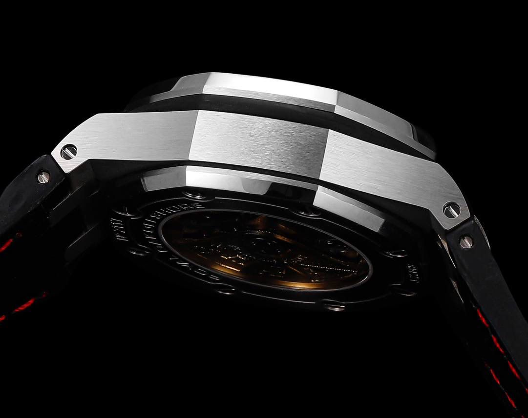 🚀皇家橡树离岸型26400/26238/26470系列正式登场！款式最全，做工最好的爱彼计时款腕表来了，有做工好的顶级货😍💯廉价的小厂货就别去考虑了！ 1，机芯采用12位小秒的定制版3126计时机芯，完美还原原版所有功能。经过精密打磨，大大加强了其稳定性。 2，其中碳纤维系列表壳采用全新碳纤维复合材料——「Carbon TPT® B.4」打造，这种高科技材料比常规 Carbon TPT® 密度提高4%，纤维硬度提升15%，树脂强度提升30%，材料结构经过各项异性优化，保持轻盈同时无比坚韧，提供迄今最强的抗冲击性能。 3，字面颜色均采用目前最先进电镀技术，非几年前的简单喷漆技术。每一个巧克力格纹装饰，通过CNC级别打磨，无限接近原版。 4，同步原版搭载微微活动头粒，胶带采用进口氟橡胶材质，皮带采用美洲鳄鱼皮材质，更加耐磨耐造。