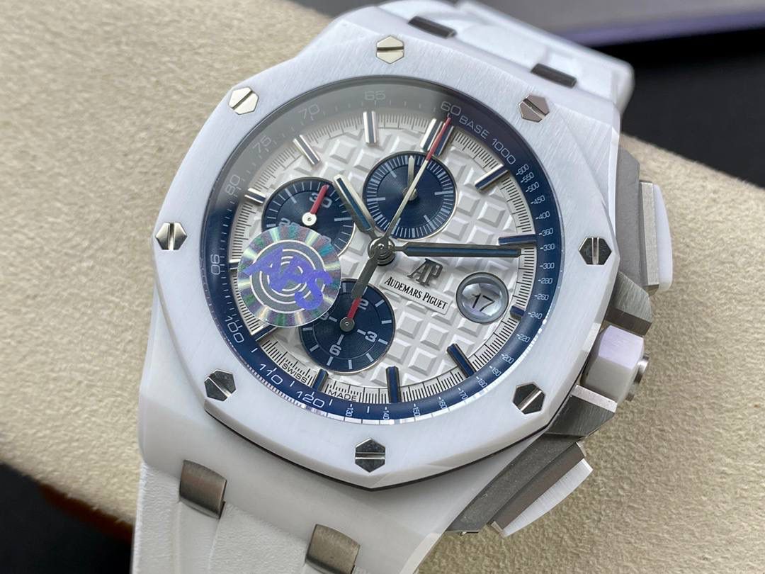 爱彼26400采用进口蓝宝石表镜，镀防眩目蓝膜，任意角度观赏都通透有质感✨。金属拉丝圈口与原装一致，六角螺丝与表框齐平，切割利落、光泽细腻。黑色格纹表盘层次分明，白色字体清晰，红色点缀的小表针格外醒目🔥；日历窗放大效果与正品同步，夜光填充均匀。六边形陶瓷表冠搭配计时按键，整体更显硬朗霸气💪。钛金属透底后盖做工精致，蓝宝石底镜清晰耐磨。搭载7750改3126机芯，走时稳定、动力可靠⚙️⌚