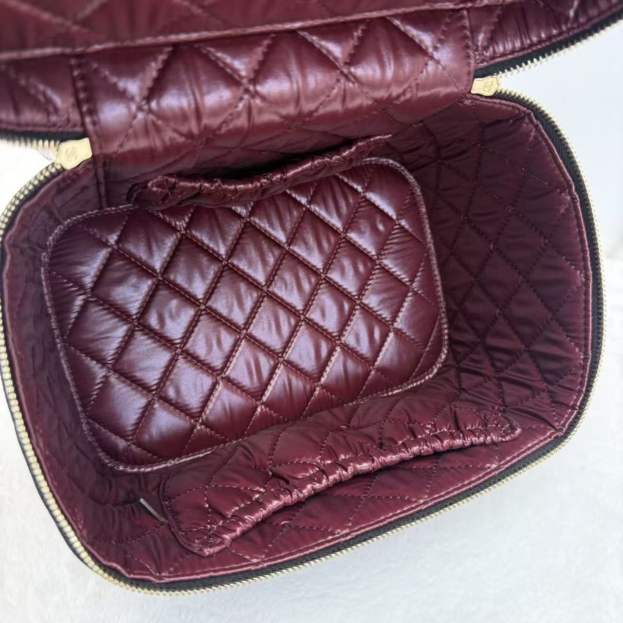 ✨🖤Chanel/香奈兒 化妝盒 黑金 荔枝紋牛皮 內里深紅色 手柄式手提化妝包 經典款時尚手提包 28開帶黑卡🖤