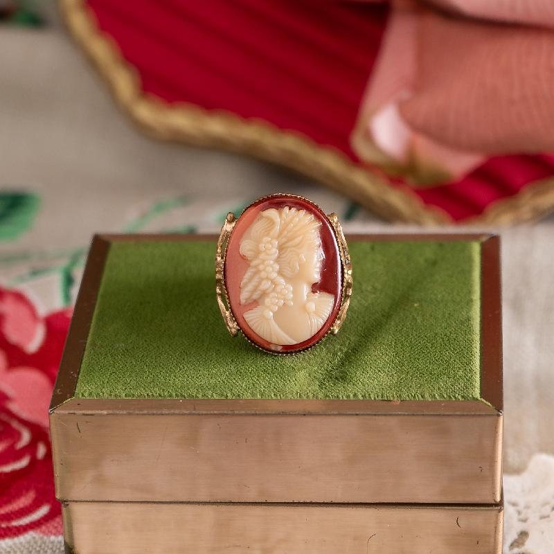 Vintage Czechoslovakian Shell Colour Glass Cameo Ring - Adjustable Ring Band (NZ013-4)