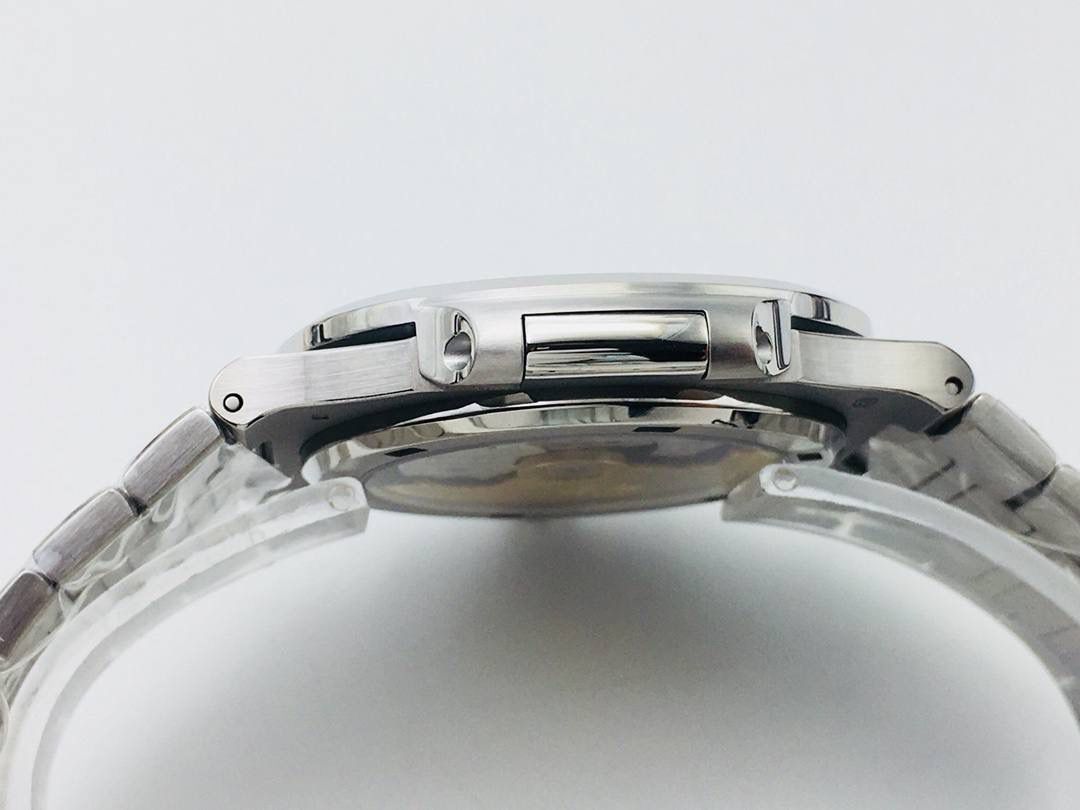 百达 翡丽 璀璨方钻亮相了[色]第一款真正意义上的超级鹦鹉螺，震撼来袭！ 1⃣️全新修正的不锈钢表带，铰链部分根据真正的百达 翡丽鹦鹉螺不锈钢表带拆解开发，和正品一致的贴合效果，逆袭之前所有副本！ 2⃣️铰链开合角度和正品一致，锁毕声音和正品相同！ 3⃣️重点指出此次V4版的面盘在采用与真品一致的覆荧光涂层金质立体时标，特别突出的“蓝魅”面无限接近原版！ 4⃣️机芯方面是全新订制的修正版的一体芯Cal.324机芯，是目前唯一做到机芯的钢印与正品一样的雕刻工艺。