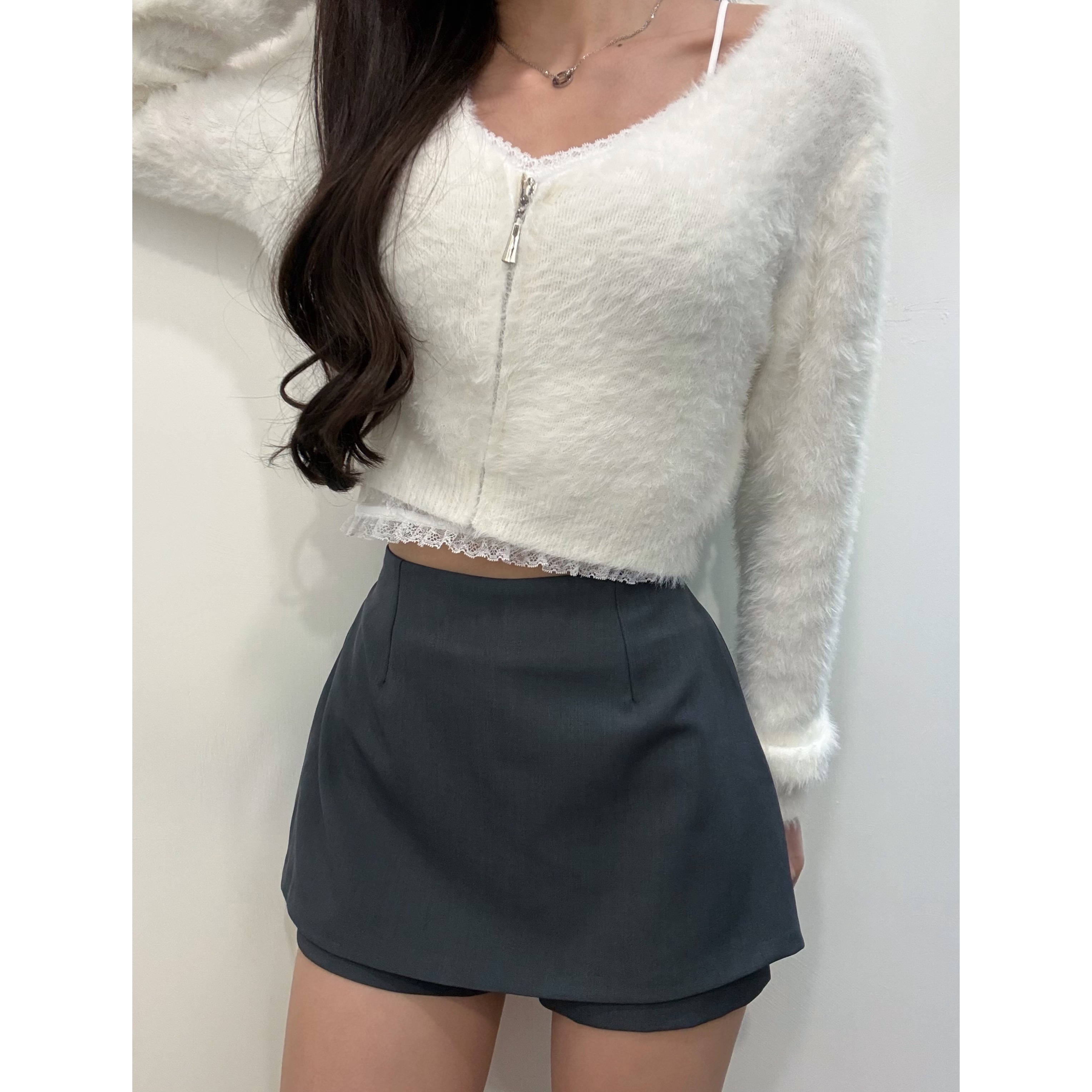 新品價及新年前收貨2月3號8PM截單💛《V ZIPPER MOMO CROP》 2602B