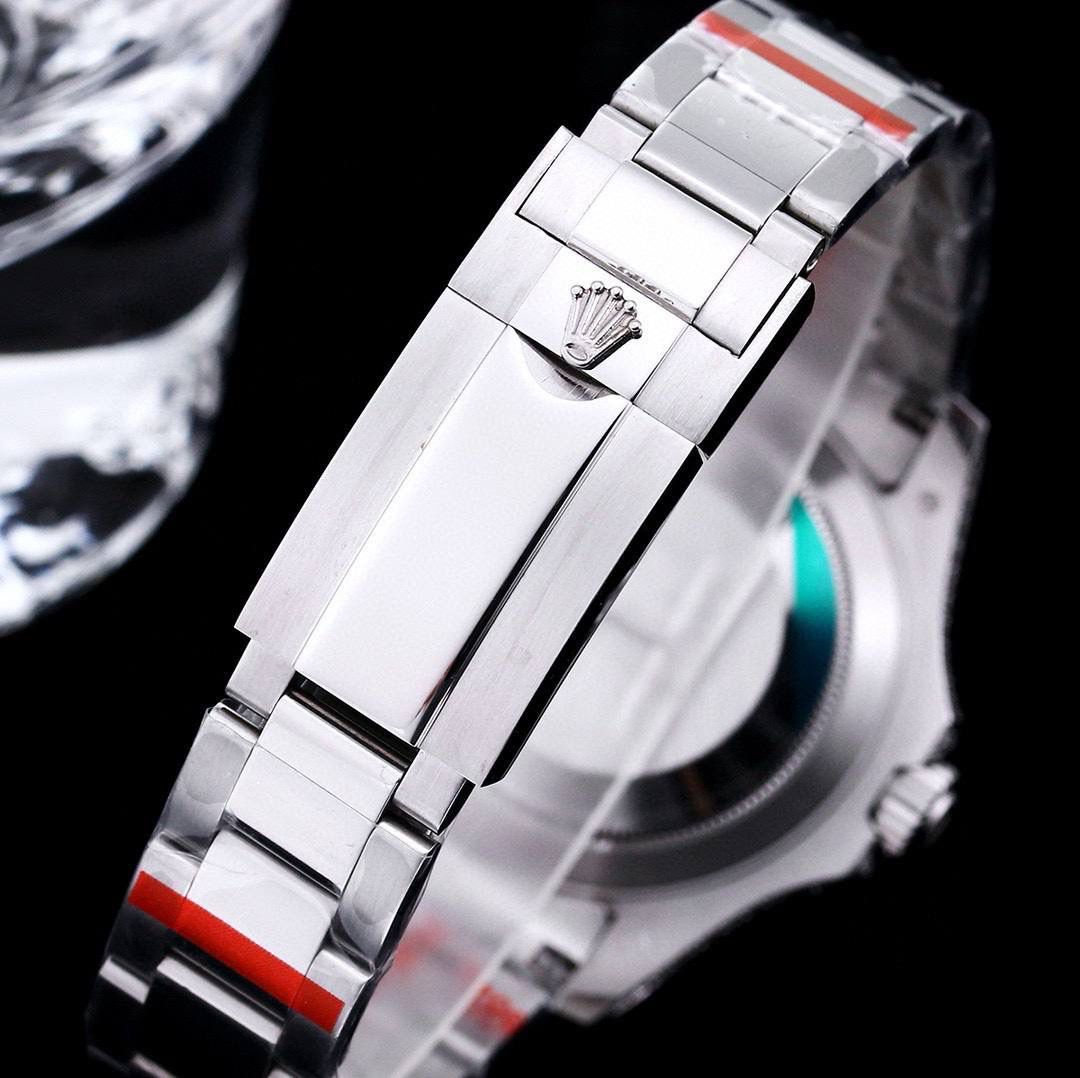 【 ROLEX 】劳力士 全球限量宝石款-游艇名仕型，美学上推迟了极限，在这款表上您可将对珠宝和瑞士腕表的喜爱合二为一。表圈、表壳、表扣都镶满施华洛世奇美钻！行走的艺术品，身份与地位的象征，气场一目了然！实物惊艳！爱不释手❤️ 【机芯】采用象征着劳力士的灵魂蓝游丝3135全自动一体机，性能极为稳定。 【表壳】腕表尺寸40mm 每一细节做到一比一完美复刻。 【表带】采用904L精钢材质锻造，表带为经典的蚝士造型、表带两边拉丝工艺中间高抛光，表扣与原装一样双重保险扣、表扣刻字清晰可见.(另附赠一条胶表带） 【镜面】蓝宝石镜面。超强夜光字面，字面颜色更细腻做出了与正品一致的视觉效果！ 🍻上手震撼尊贵非凡。您值得拥有！