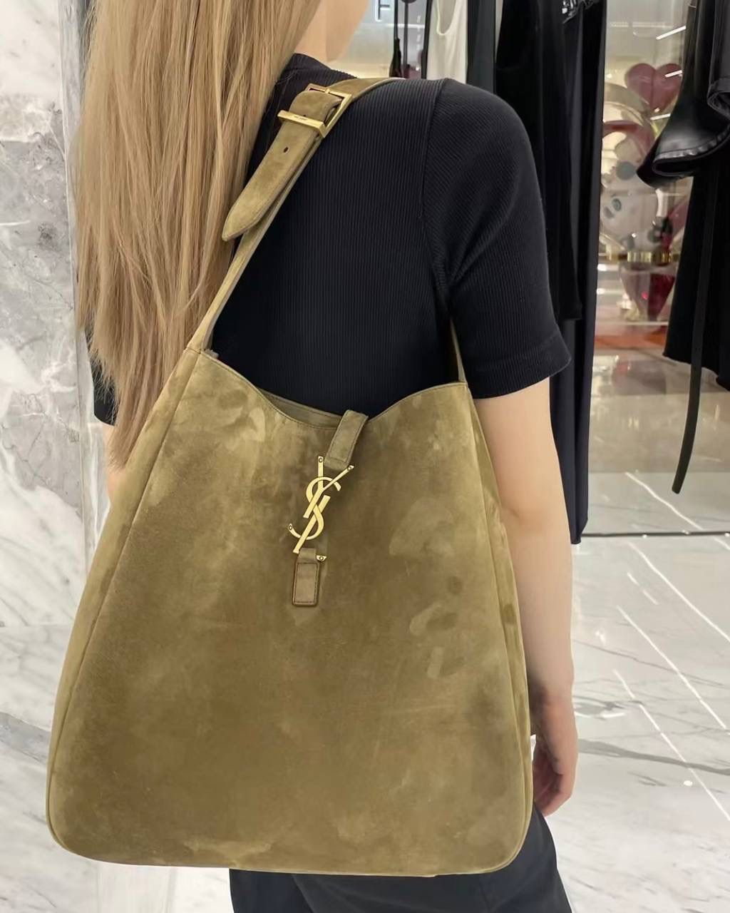 销量王🔥仅剩少量❗️ ys1 hobo bag腋下包大号麂皮麦绿金💴 我和你们说，这只包看着普普通通 但是上身是真的很好看！ 第一次看到他们家有这种慵懒的腋下包 反绒双色牛皮➕胎牛皮内里 又轻容量又大，真的很～～好背 大号真的无敌慵懒和随性 这只包的灵魂在于圆滚滚中又有型 市场很多做得太挺括硬朗，那种货打咩啊❌ ZP开发⚠️全套包装哦～ 31×30×13cm753837m