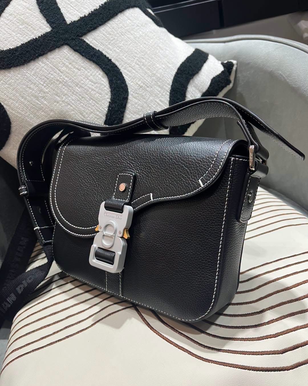 Dior saddle medium calfskin  100%Authentic ,98%new✅塵袋