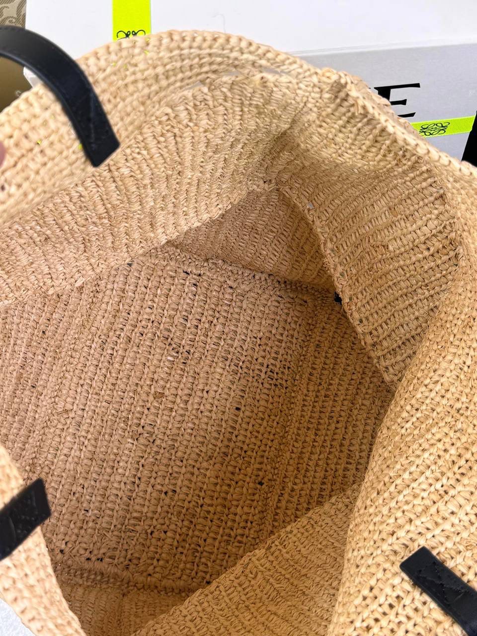 🎈*𝐏𝐮𝐳𝐳𝐥𝐞 𝐅𝐨𝐥𝐝折叠手袋👜*（进口拉菲草） ——全新【𝗡𝗘𝗪】升级‼️ 👉🏻延续经典𝙋𝙪𝙯𝙯𝙡𝙚的标志性几何裁剪设计、新晋顶流🅰️𝙋𝙪𝙯𝙯𝙡𝙚 𝙁𝙤𝙡𝙚 𝙏𝙤𝙩𝙚以折纸包为灵感、升级成🉑完全折叠‼️的结构、立体与平面任意切换、出差旅行🧳必备单品、可肩背或手提、正面饰品牌标志性英文Logo。 👉🏻采用进口拉菲草手工编织而成、该种材料工序复杂、制作成本高昂、但因其柔软度高、环保性能更好、不易变行被广泛应用。 尺寸：𝟐𝟓.𝟓-𝟏𝟒.𝟓-𝟑𝟏.𝟓cm 款号：052316