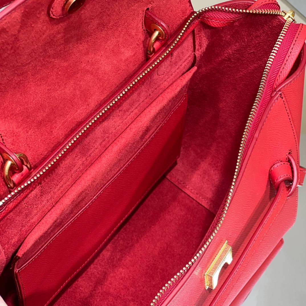 🔥大货实拍图 𝗖𝗘𝗟𝗜𝗡𝗘 ♥️ 𝗕𝗘𝗟𝗧 𝗠𝗜𝗖𝗥𝗢 型号：189153 尺寸：24*20*13cm