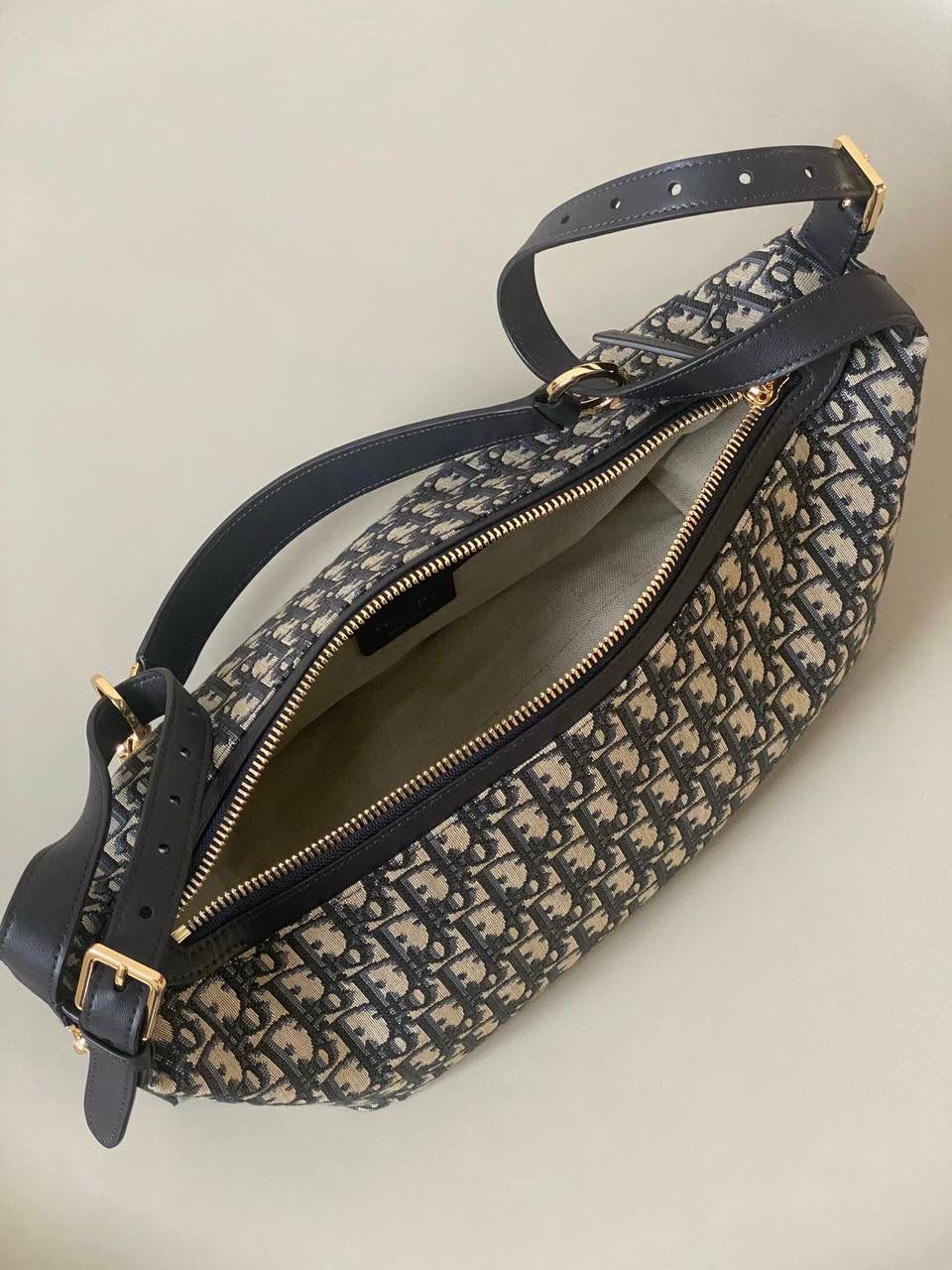 🈶老花蓝 𝐃𝐢𝐨𝐫 𝐃-𝐣𝐨𝐮𝐫𝐧𝐞𝐲手袋 不会还不知道吧？火出天际了姐妹们💕😍 今年 𝙳𝚒𝚘𝚛真的在松弛感这件事情上做到了极致 新款D-journey我直呼一个绝 难买程度不亚于保值系列，夸大了说哈哈 随性又高级的街头感，一改往日的嗲味 关键还是它的多功能肩带 三种背法都好看 俩侧口袋搭配的大号皮质拉牌更彰显个性 以复古金属𝘤𝘩𝘳𝘪𝘴𝘵𝘪𝘢𝘯 𝘥𝘪𝘰𝘳标识做点缀 既有装饰元素又实用 中号：33×16×15cm 小号：25.5x14.5x14cm