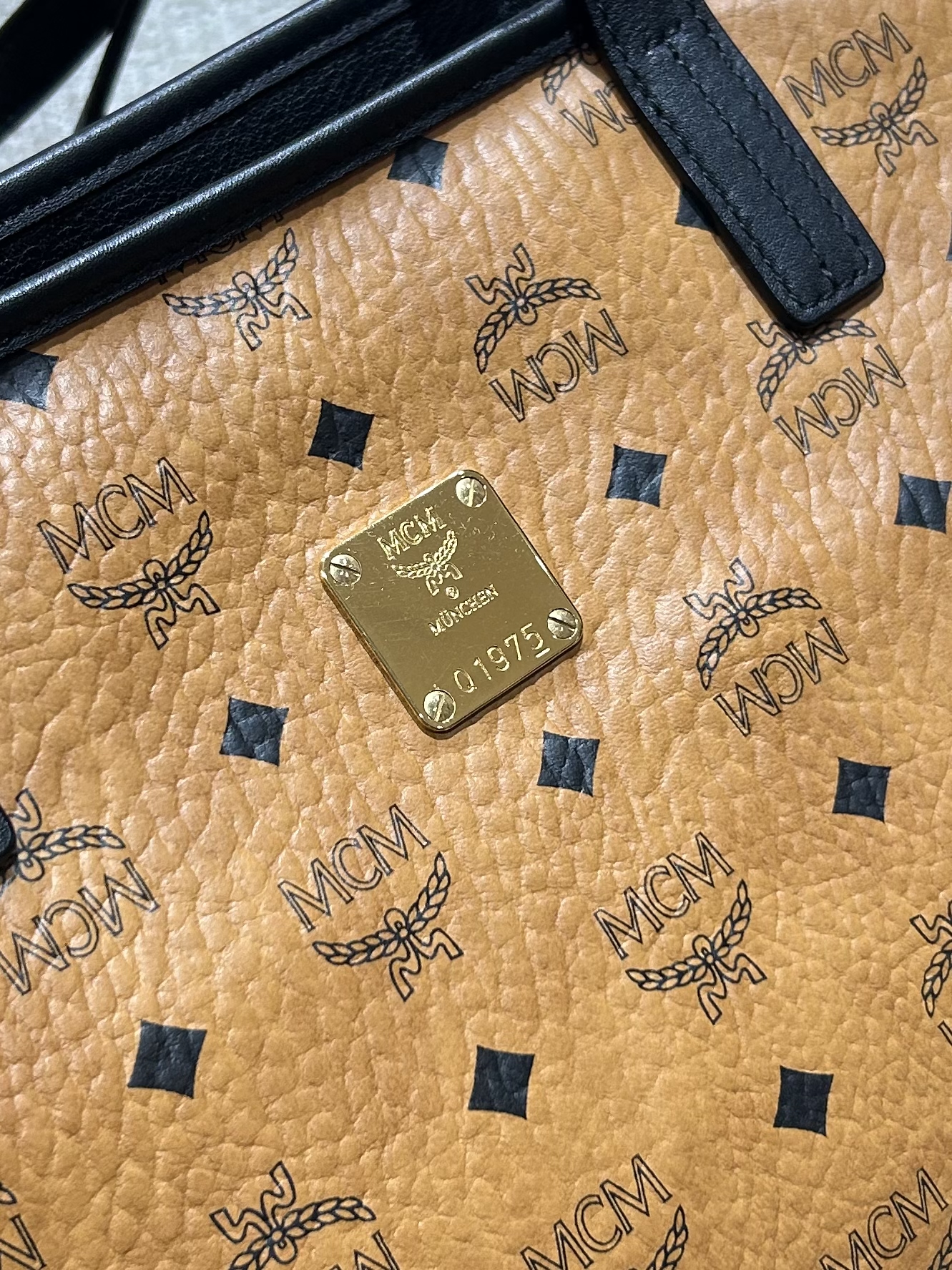 MCM Visetos Anya Top Zip Shopper Tote 100%Authentic, 95%new