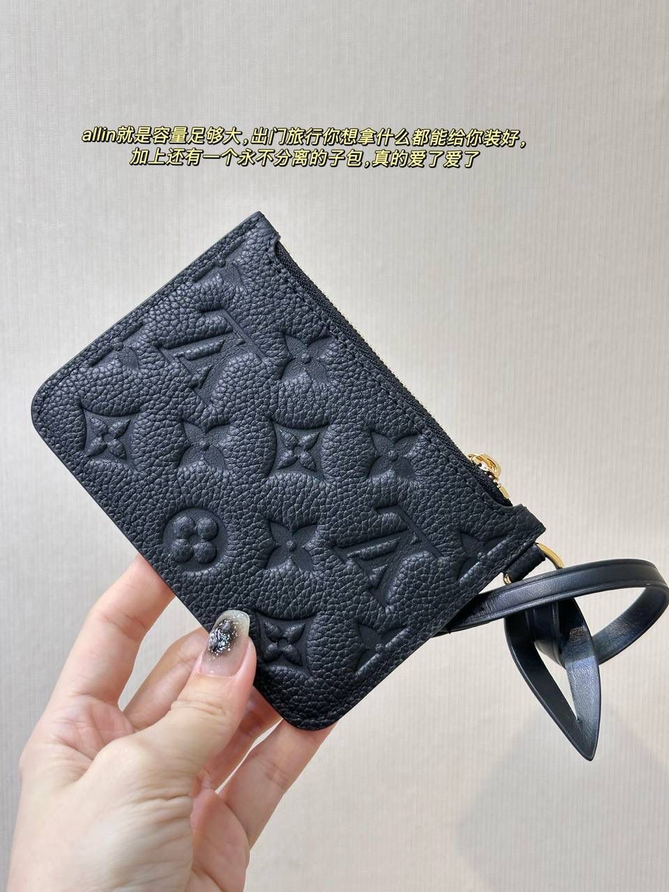 LV新出的All in BB👜✨ 真的爱！小小一只，却超能装，日常出门的东西都能塞下。老花配色简约又百搭，背法很多~手提，腋下，单肩，斜挎，随心搭！瞬间跳进包里变身千金 今天这款是全皮压纹款，别看包小小，但它自身的功能真的非常吸引人！首先包包自身本来就有4种的形态随你变换，蝴蝶结 你想放在哪儿都能给你设计明白 allin就是容量足够大，出门旅行你想拿什么都能给你装好，加上还有一个永不分离的子包，真的爱了爱了😍 尺寸：17*12*19开口处24