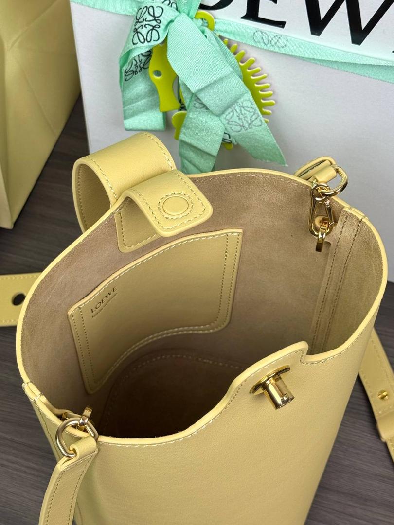 ♥️𝙈𝙞𝙣𝙞 𝙋𝙚𝙗𝙗𝙡𝙚 𝘽𝙪𝙘𝙠𝙚𝙩 ——【黄油色】 尺寸：𝟏𝟔-𝟏𝟔-𝟏𝟗.𝟓𝐜𝐦 编码：062339 【配全套礼盒】 🎈标志性Anagram鹅卵石点缀，配以纯粹简约线条以及瞩目设计风格，诠释全新𝙋𝙚𝙗𝙗𝙡𝙚手袋👜 🎈自带一根🉑拆卸🉑调节的肩带，一包多背，多样化风格，秀场大放异彩😀内里容量超大，日常实用性强👌 🎈配全套专柜礼盒🎁，给你满满的仪式感👀