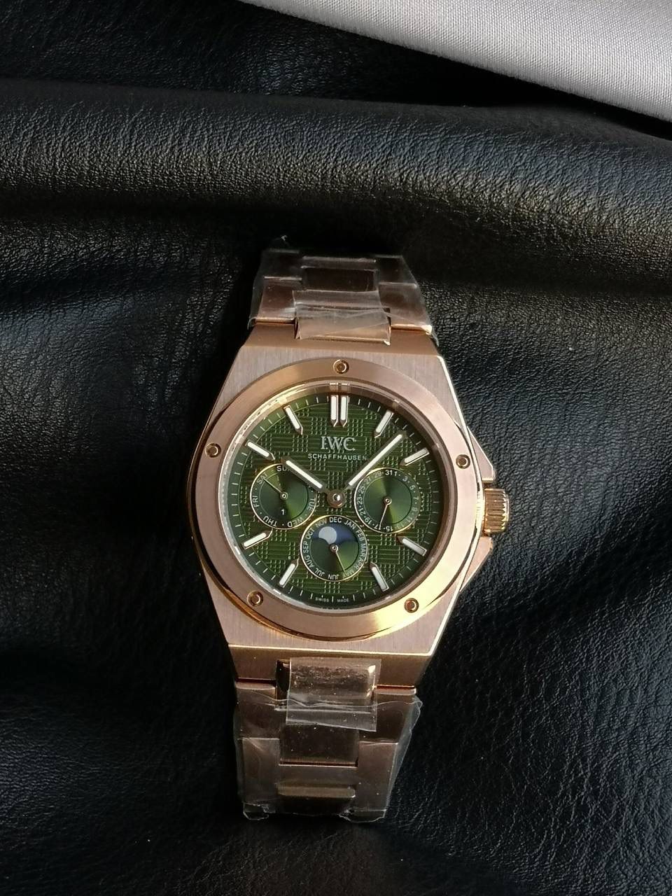 万国工程师系列万年历腕表，复刻界最复杂的腕表，所有功能同步原装，所有功能调节通过把头控制. 1⃣️【功能介绍】3点钟位置显示日历，9点钟位置显示星期，6点钟月份月相指针显示。 2⃣️【做工精细】外壳采用原版同样的三件套结构，中间拉丝，上下壳为抛光，镜面采用高成本的锅盖形蓝宝石，使其质感提升。 3⃣️【机芯性能】尺寸41.6mm,机芯采用天津机芯改82600，高效稳定，动力时间长达72小时以上，进行加装复杂的万年历模块，而且同步所有功能实现同步原装通过把头调节。 4⃣️【⚠️注意事项】由于万年历模块十分复杂在出货前都会调准时间，客户收到直接上链上手佩戴即可，⚠️请不要轻易乱调，由于机芯加装升级功能，调节需慢慢按调。