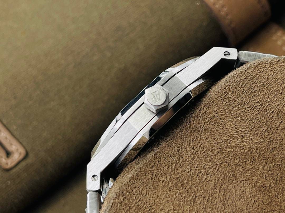 市场V4最高版本 爱.彼皇家橡树15400满天星系列腕表！🔥💯 1⃣️搭载进口9015机芯机械改装Cal.3120机芯，走时精准！ 2⃣️直径41MM！厚度9.8MM！ 3⃣️全表采用高亮度钻镶嵌，技艺精湛，不掉钻！ 4⃣️采用圈口可拆卸结构，市场大部分版本圈口不能拆卸！ 5⃣️316L全钢精磨工艺，质感更好！ 6⃣️全钻表盘，搭载高端指针！