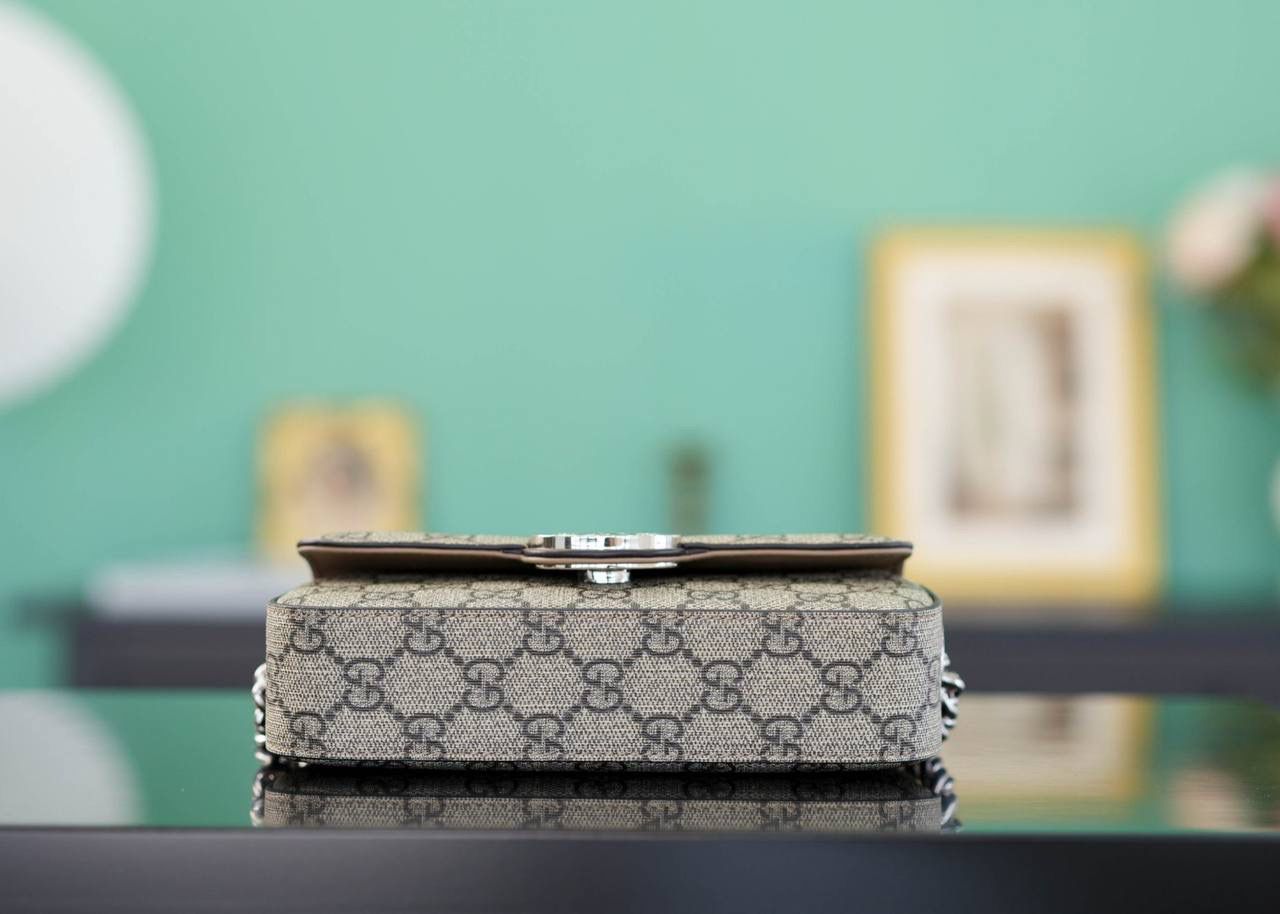 🥯Petite GG系列超迷你手袋 18cm 正品售价¥12.000 GG全新推出的长形包包，轻快又好背 包身硬挺，简单利落很大方~超迷真的特别小巧精致 官方款号 760194 尺寸：18.5x10x4cm