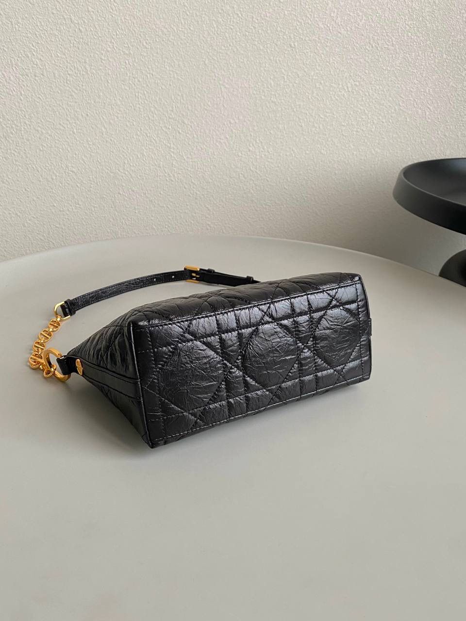 🈶油蜡黑（腋下包） 𝗗𝗜𝗢𝗥 𝘀𝘁𝗮𝗿 幸运星⭐饭盒包 又一重磅推荐了！近几年的饭盒包大火！ 各个品牌都有推出过，简直谁用谁可爱啊 爆裂纹油蜡皮材质，有光泽且柔软 日常通勤，出差当化妆包也是非常可以 微调后的饭盒包有着幸运寓意的星星拉牌 还有可以调节的链条肩带可以腋下背🌟🤟🏻🔥 28.5×14.5×10cm #6803m