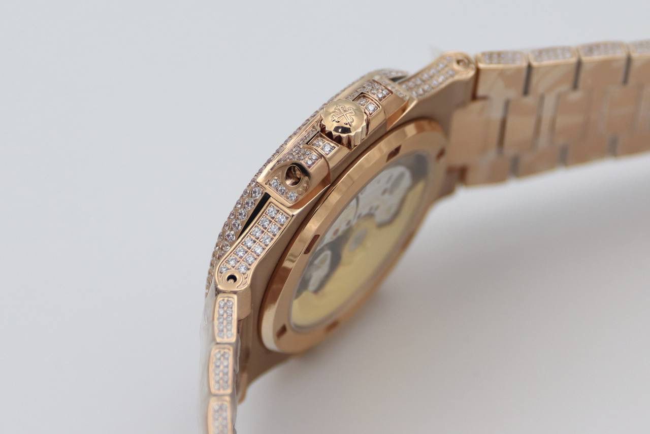 百达翡丽鹦鹉螺满天星V3版。少量到货！！！独家还原正品后镶钻。 全新修正V2版不足的四大细节： 1.表盘上12个条形刻度，根据原装5711字钉开模，效果保持了跟原装一致的黑油条形夜光刻度。 2.全新定制原版324机芯，V3版本机芯摆轮位置与原装一致，CNC数控技术打造机芯夹板，深度洗花和刻字，效果保持了原装应有的细节，机芯结构还原度极高。 3.表带升级还原正品后镶钻侧面表带镶石工艺：挑战难度极高百达翡丽鹦鹉螺侧边镶钻表带R8制表师历练数年多次，尝试过无数种加工工艺，即使再难也有破釜沉舟的心态，如今终于大功告成，还原正品后镶钻效果，是目前唯一可以做到表带侧边镶钻工艺。 4.指针升级：秒针中心点升级为针轴秒针。 （让你体验最奢华百达翡丽鹦鹉螺）