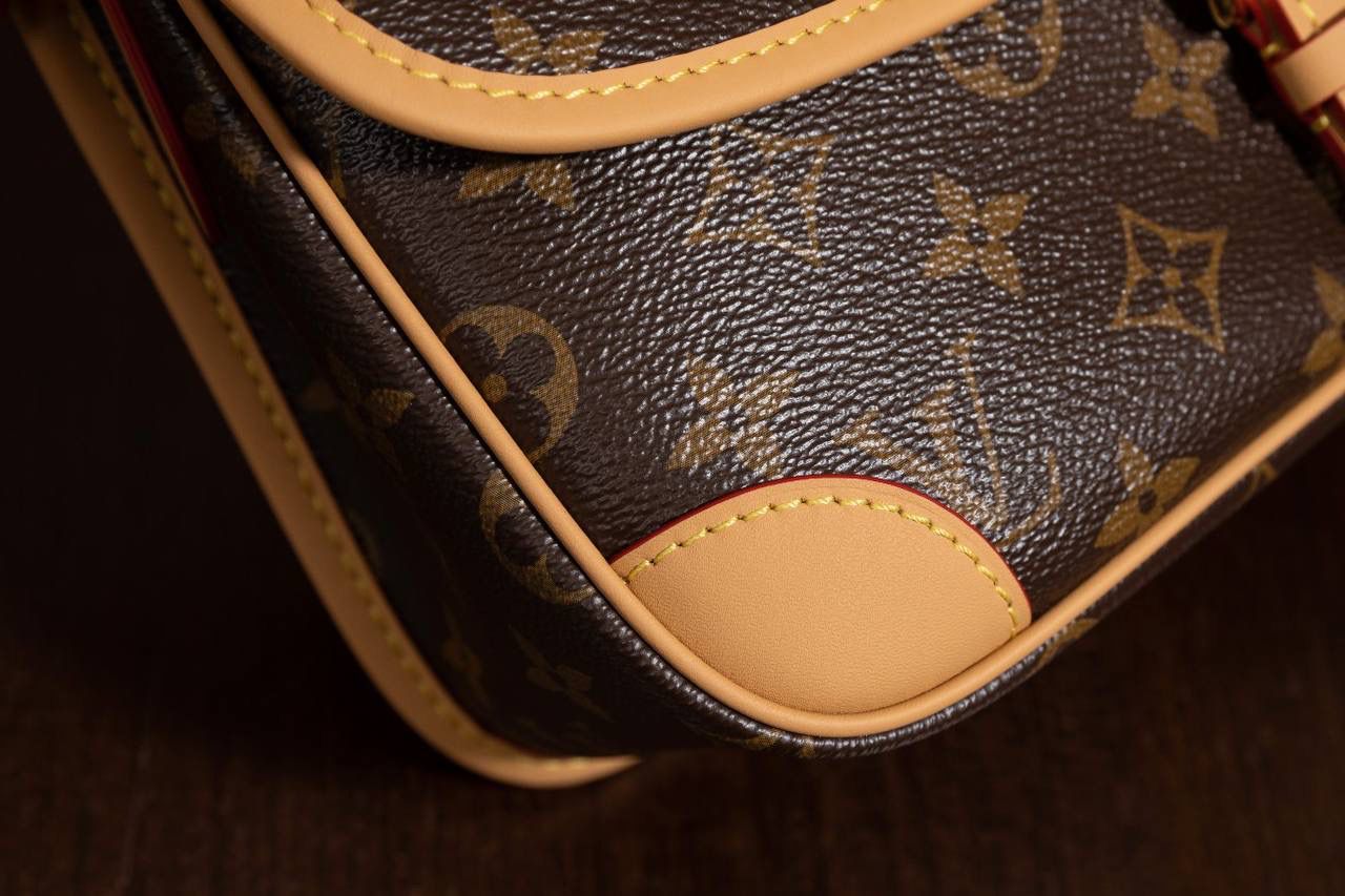 LV老花包💼😍 皮料采用意大利 A 级皮料，品质卓越。不管是是手感还是耐用性都堪称一流。五金精致，面料考究，手工精湛，油边细腻，每一个细节都彰显着 A 级出品的高标准。图片与产品一致，所见即所得哟🔥🔥 Size：25x15x19cm 细节真的很顶！ 渠道货的工艺一看就懂，从走线、五金到皮料和油边，全部都很细。 整体质感在线，拿在手上就知道做工不马虎，真的越看越爱😍