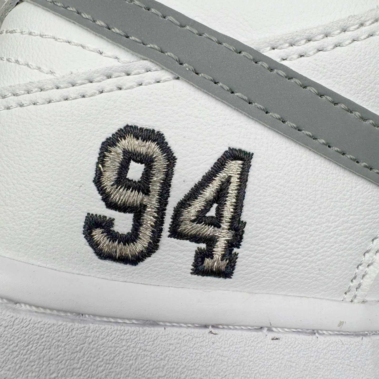 Supreme x Nike SB Dunk Low 94 Metallic Silver HQ8487-100