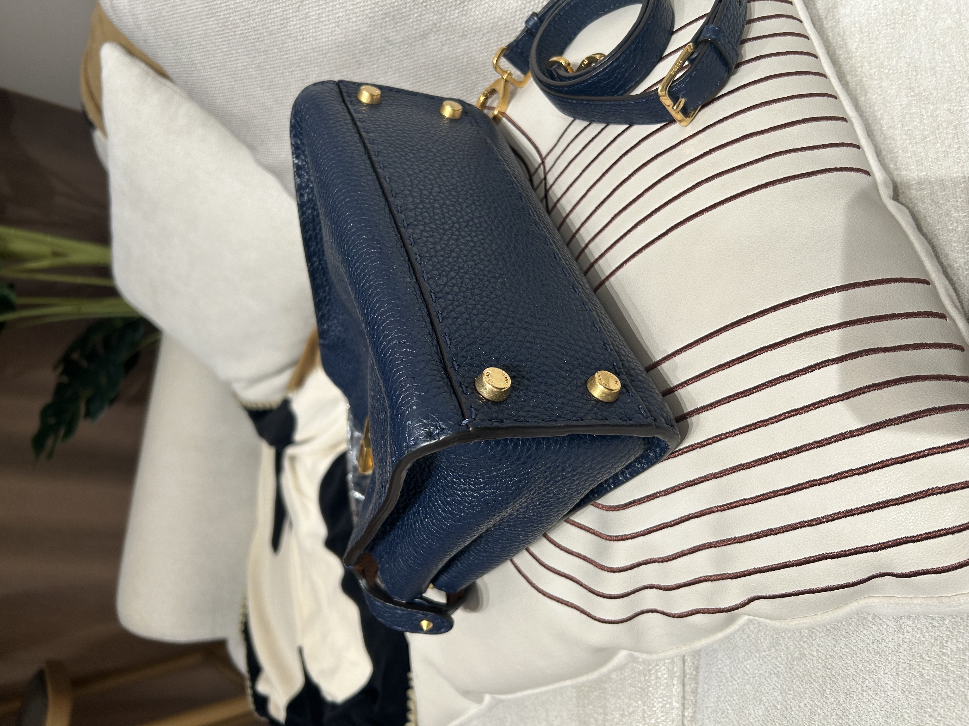 Fendi peekaboo 深藍色金扣 100%Authentic, 95%new ✅Booklet ,✅dust bag 牛皮好襟用，有部份原裝貼膜新淨