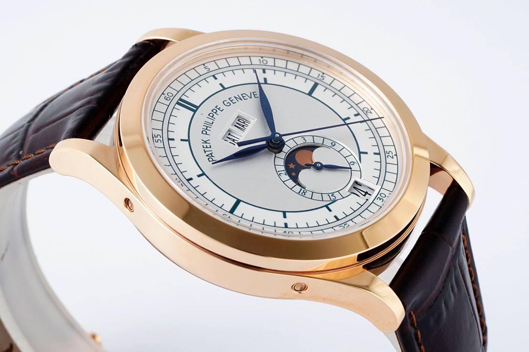 新品百达翡丽5396R系列腕表 表径38.5MM。表壳一体成型，平实的抛光工艺是最重要的精饰技术之一。它能凸显表壳形态，强调不同部分的特色，使表壳成为一个耀目的整体。 全新PP 5396R表盘左侧视窗显示星期，右侧显示月份，而6点鐘位置较大视窗则是白底黑字显示日期；下半部分则是24小时和月相显示辅助面盘处在日期视窗与双视窗之间，确保视觉效果上的平衡与和谐。 百达翡丽秉持着纯粹简洁的创作元素，华丽质感很难让人忽略，玫瑰金与海军蓝的搭配也让人心动非常，不论在视觉、舒适度亦或是实用性上皆能让佩戴人感到满意。 机芯部分，搭载PPF自研324 S QA LU 24H/303自动上链机芯，备有硅游丝，且动力储存最长能到45小时。这枚机芯饰有日内瓦条纹的镀铑夹板、圆润的倒角边缘、嵌金雕刻纹路、饰有Calatrava 十字星雕刻图案的大型18K黄金自动盘，中心的打圈装饰纹、日内瓦涡纹倒角边缘，以及闪亮的红宝石轴承，确保走时精准🔥🔥