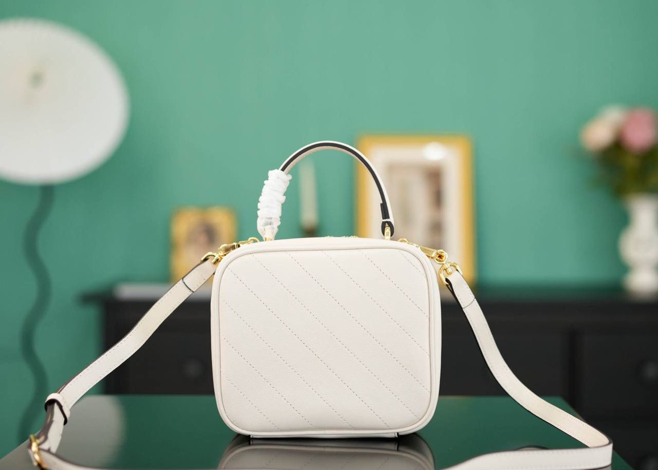 🥯Gucci Blondie系列手提包 白色17cm 正品售价¥17.000 独家原厂皮发售 限量级别 可爱的方正形小包 ，超级适合夏日穿搭 包身非常轻便，小身材大容量 配有长肩带，可以手提可以肩背 官方款号 744434 尺寸：17x15x9cm