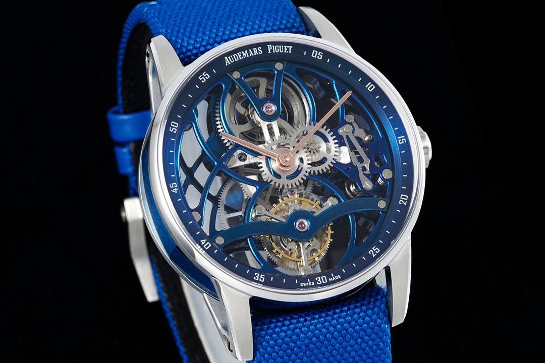 🚀爱彼最新款陀飞轮镂空腕表Code 11.59系列 Ref.26600 推出双拼色复杂动感结构表壳。全新标志性双曲面水晶玻璃带来独特的视觉体验！💯 亮点1、匆匆一瞥无法体现 Code 11.59 系列的复杂性和令人印象深刻的工艺。它看似圆形的表壳搭配纤薄的表圈，实则为大胆、并置的建筑形状的多面融合。为向品牌标志性皇家橡树表圈致敬，表壳中层为八角形，配有厚拉丝表带和抛光倒角。表耳也采用拉丝表面和抛光斜面，呈镂空设计。衔接表圈和底盖上，拱起保护着表壳中层。表壳中层与表圈、表耳和底盖之间的对比凸显了表壳的精致结构，表壳直径为 41 毫米。 亮点2、表盘由拱形双曲面蓝宝石水晶镜面保护，镜面高于明亮的抛光表圈，镂空陀飞轮机芯一览无余。定制AP 2948 型机芯是一款多层手动上链陀飞轮机芯，垂直排列的机芯，陀飞轮位于 6 点钟位置，发条盒位于 12 点钟位置，为镂空带来令人愉悦的对称性。机芯优雅弯曲的桥板采用三种不同的灰色调，突出了深度，并与浅灰色发条盒和齿轮系形成鲜明对比。内包头粒尼龙/皮表带，配小牛皮衬里 配备AP 针扣。