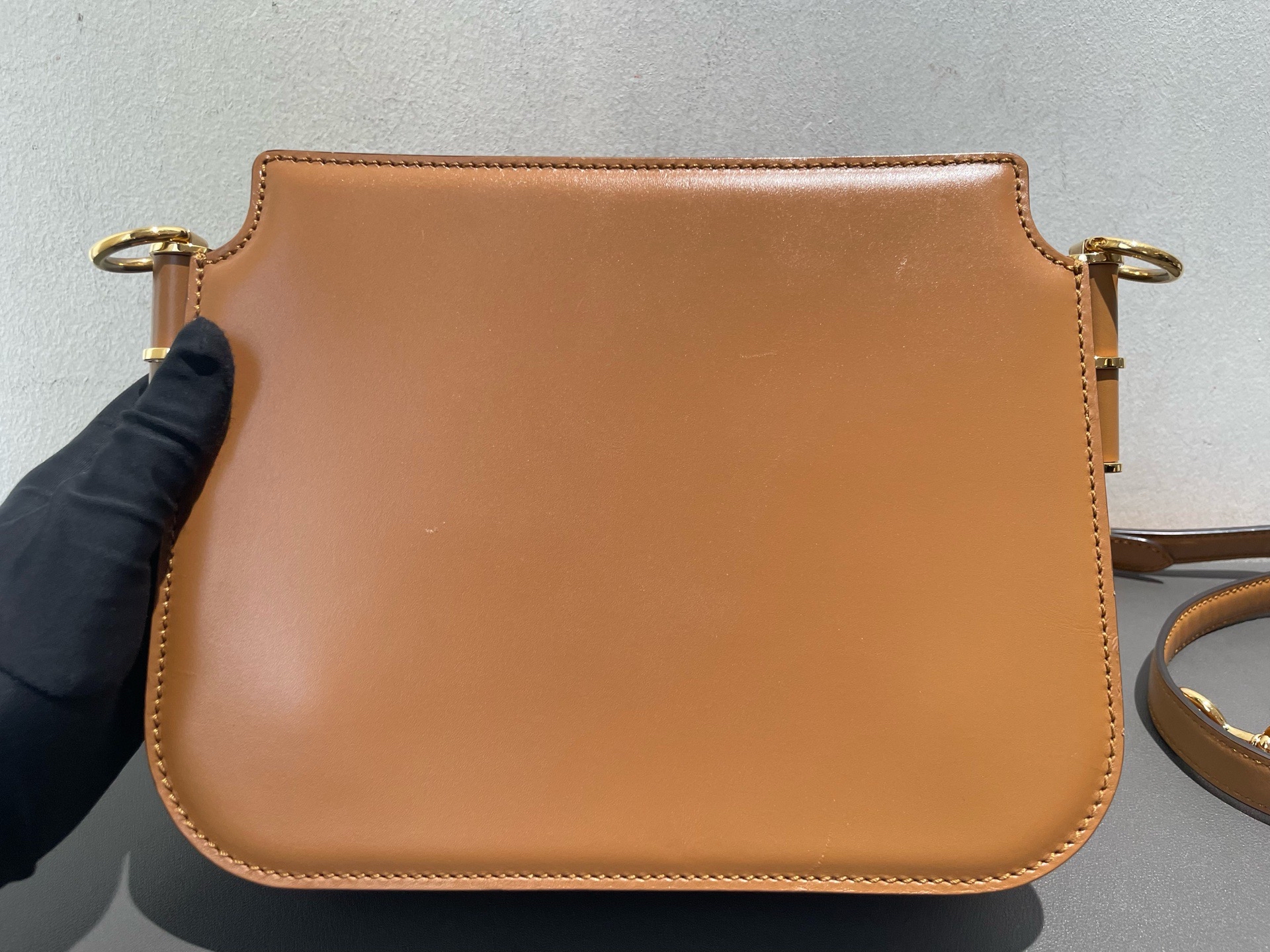 【預訂貨品】FENDI焦糖色金扣風琴包