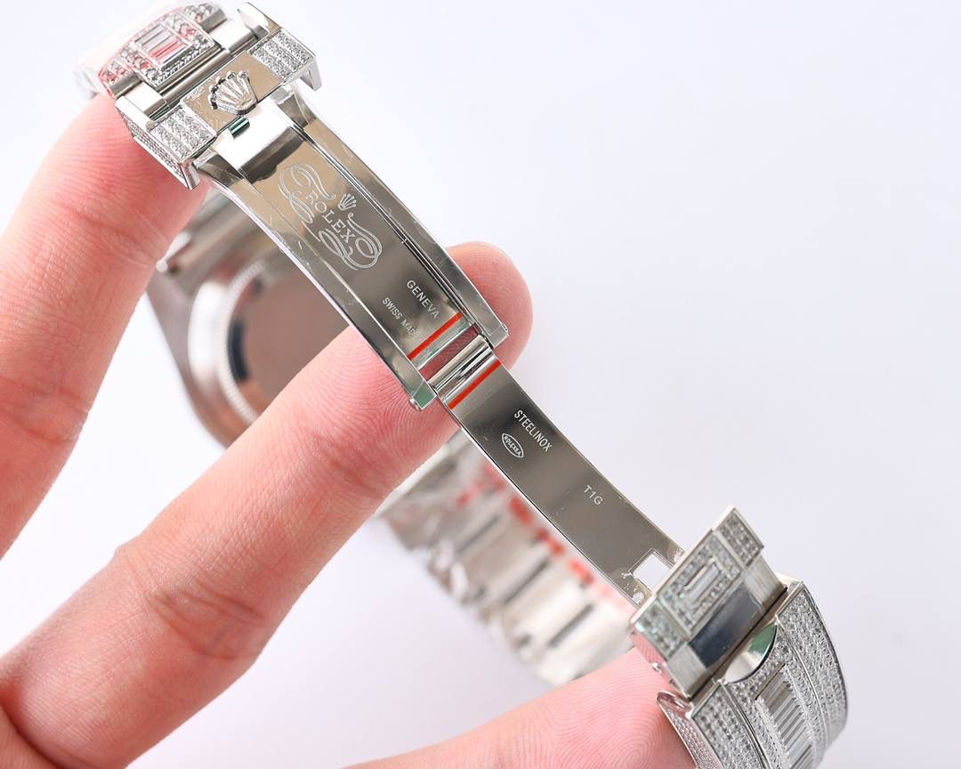 🎉🎉数量稀有 出完再无！她奢华至极，完美还原史上最昂贵的劳力士满天星腕：潜航者型密镶钻款！🎊🎊全表满镶嵌施华洛世奇钻石尽显精致美感，提升佩戴者的贵族气质。极致奢华身份的象征！花较少的钱，享受高大上的体验，难道不香嘛？ 【表壳】腕表尺寸40mm。采用德国顶级904L蚝式钢所制。表圈，表壳，表链都密集镶满最顶级的施华洛世奇美钻。尽量还原正品奢华至极的无敌质感。 【表带】采用904L蚝式钢打造，蚝式表带于1930年代末推出，由三排宽大、平整的链节组成，极其坚固，表链全身也整齐缜密的镶满美钻，效果光华四射。（另配送硅胶表带） 【机芯】采用经典ETC2836全自动机芯，性能极为稳定。 【镜面】蓝宝石镜面。超强夜光字面，字面颜色更细腻做出了与正品一致的视觉效果！ 🍻 上手震撼尊贵非凡、供表友玩家鉴赏！