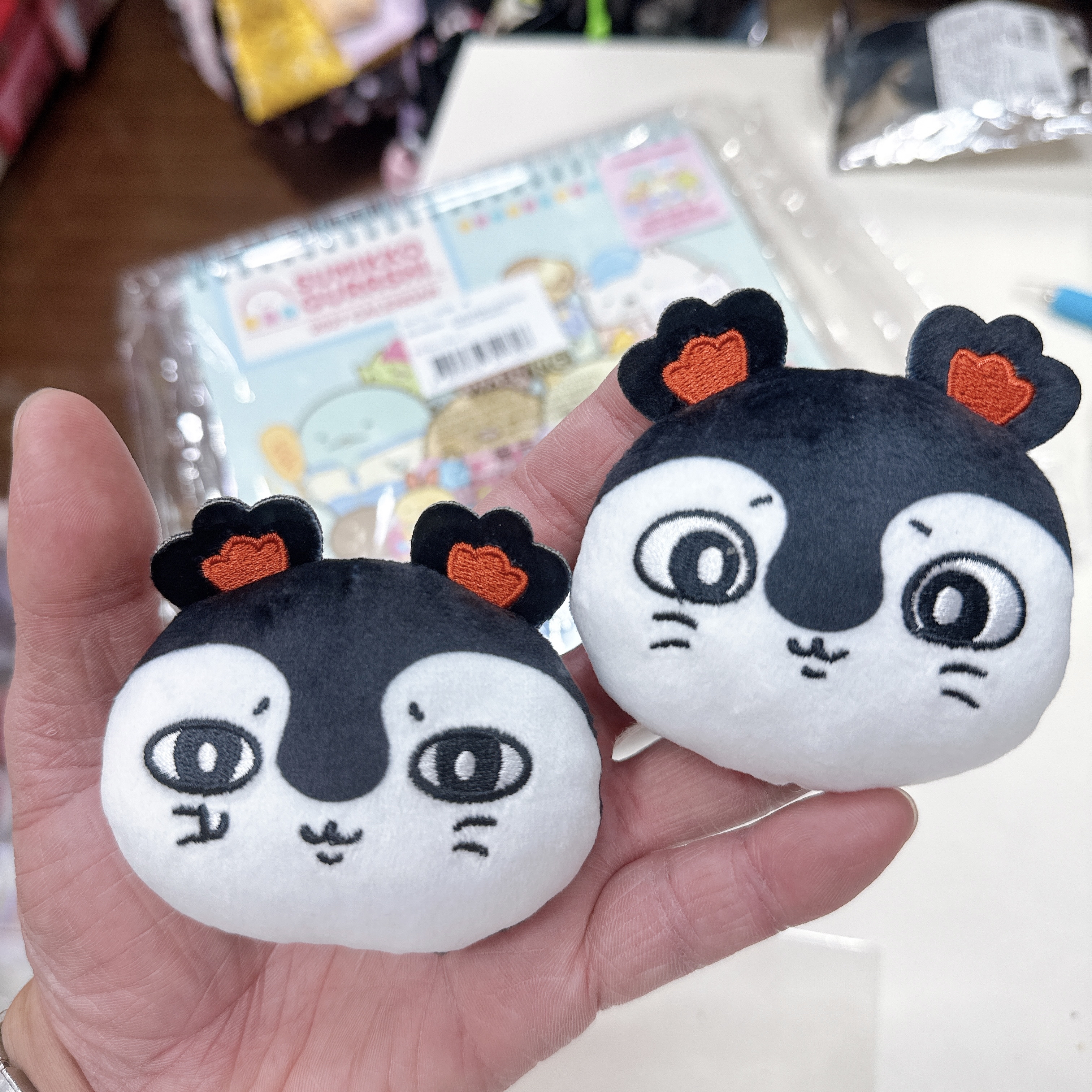 日本chiikawa劇場版海妖賽蓮 大大個公仔投扣針
