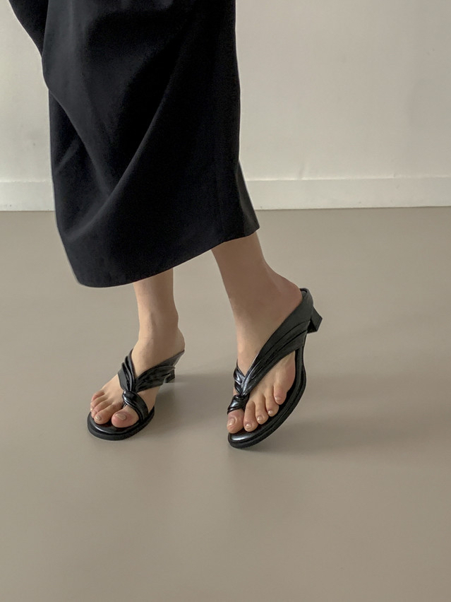 Toe loop sandals 