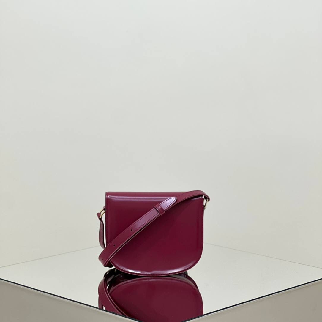 🔥大货实拍图 𝗖𝗘𝗟𝗜𝗡𝗘 ♥ 𝗧𝗘𝗘𝗡 𝗕𝗘𝗦𝗔𝗖𝗘肩带马鞍 型号：110413 尺寸：18.5*16*6cm 洋红色气场全开！红金配色太好看啦！快年底了，需要婚包，生日礼物、圣诞节、新年、本命年等等找红色包包的小伙伴千万不要错过哦！