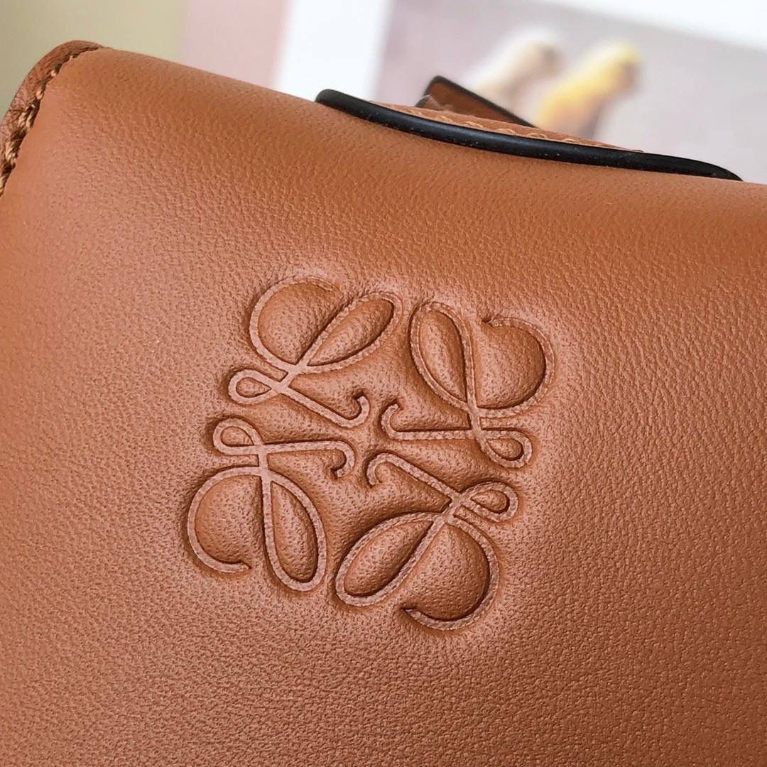 *𝘏𝘰𝘣𝘰 水桶通勤包 尺寸:32-26-13cm 编码:062108 【该尺寸没包装】 颜色:棕配米白（布配皮） Anagram标志性logo点缀，包身底部定型，自重超级轻，实用的桶形设计，巨能装哦！ 肩带可调节可斜挎and 侧背，追求潮流韩范儿的，甜酷风的迷弟迷妹们，走起，走起…😍😍